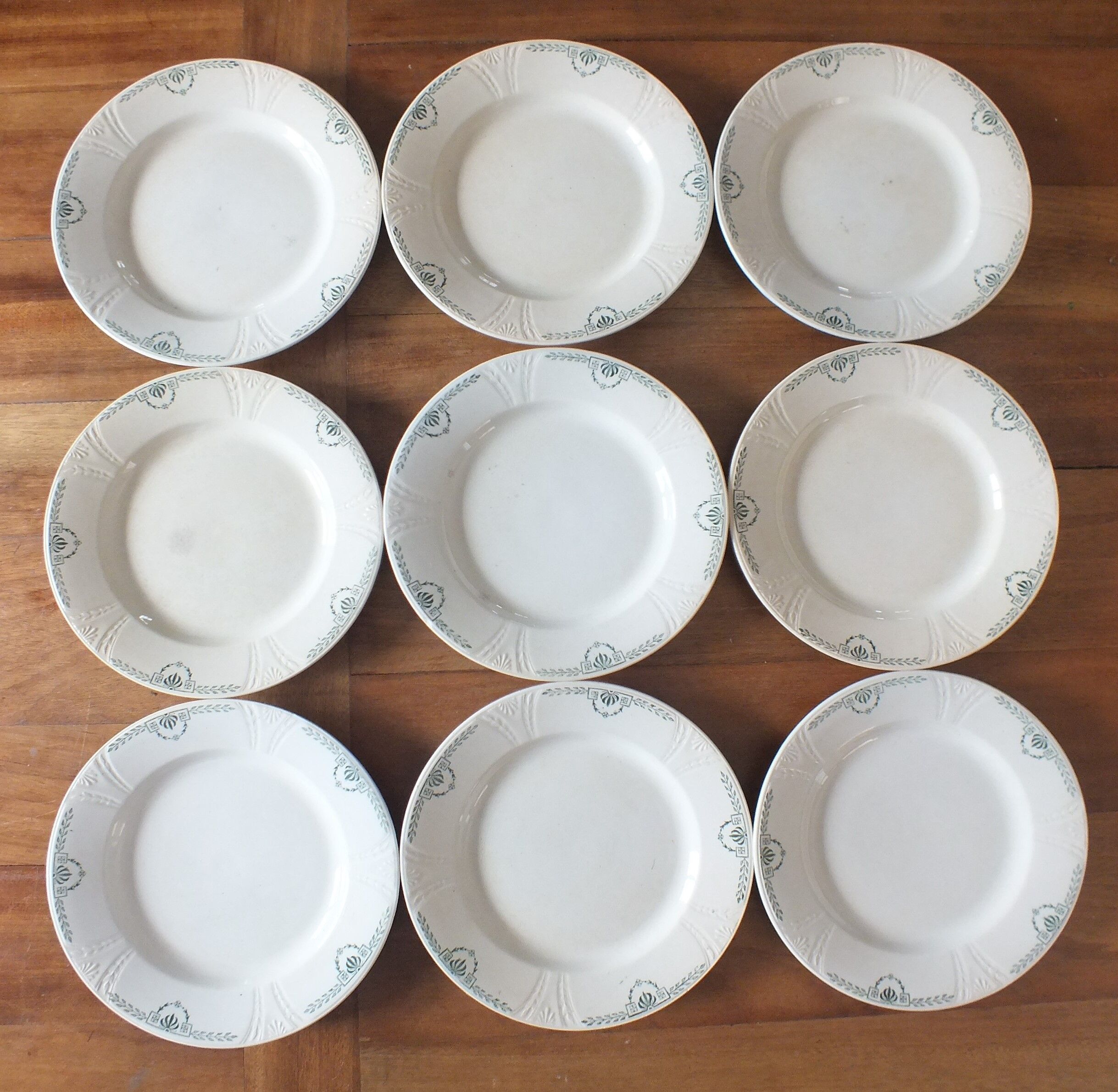 + 9 flat plates in Iron Earth Gien clara service +