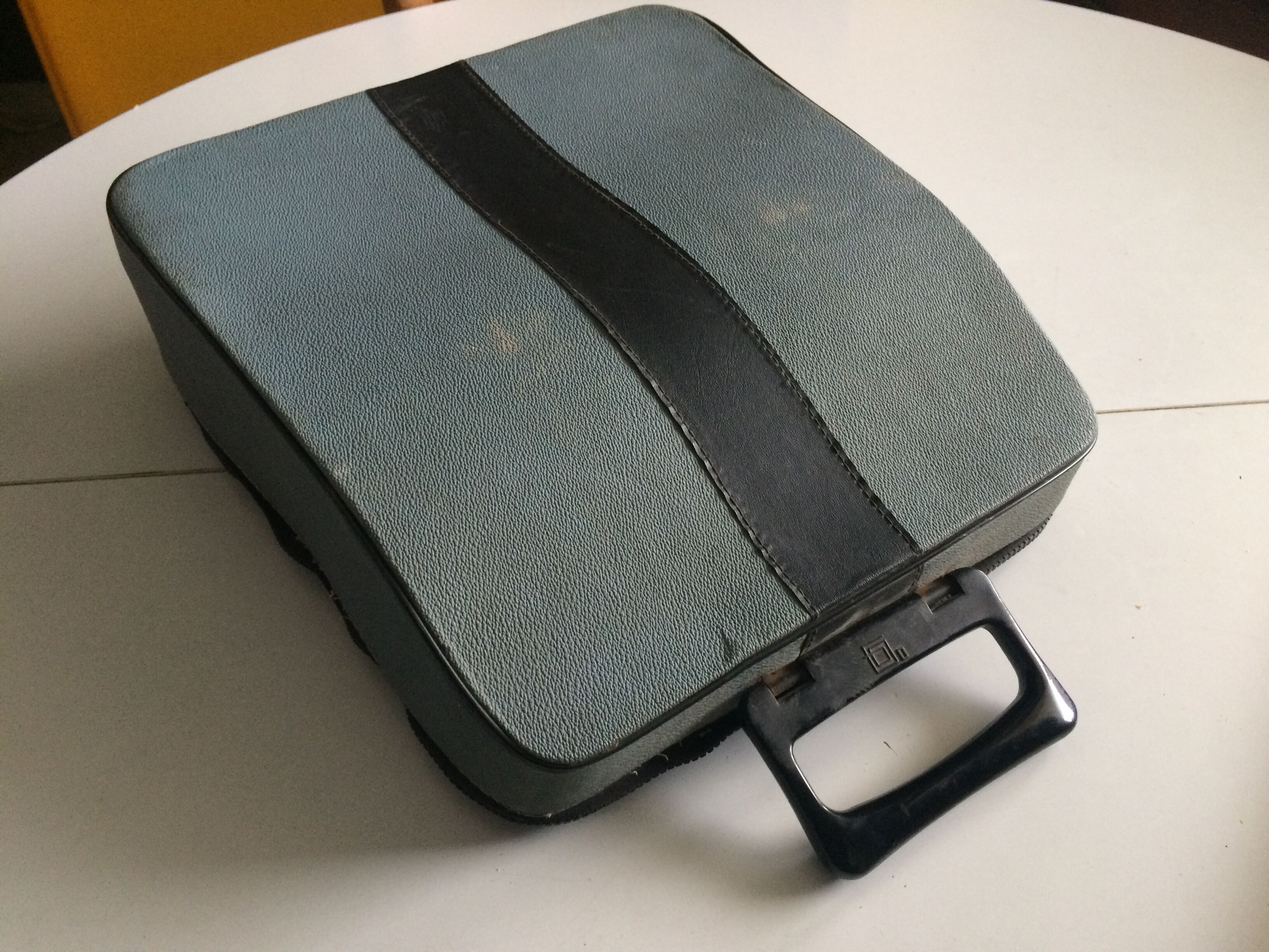 Machine à écrire mécanique vintage portable Olivetti Lettera 32