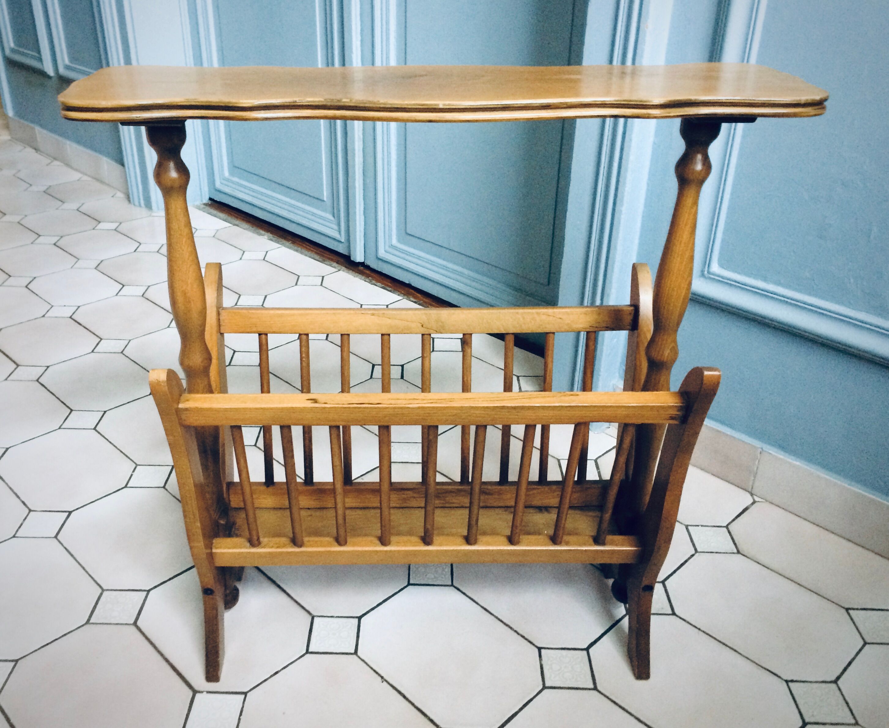 Vintage tablet magazine holder