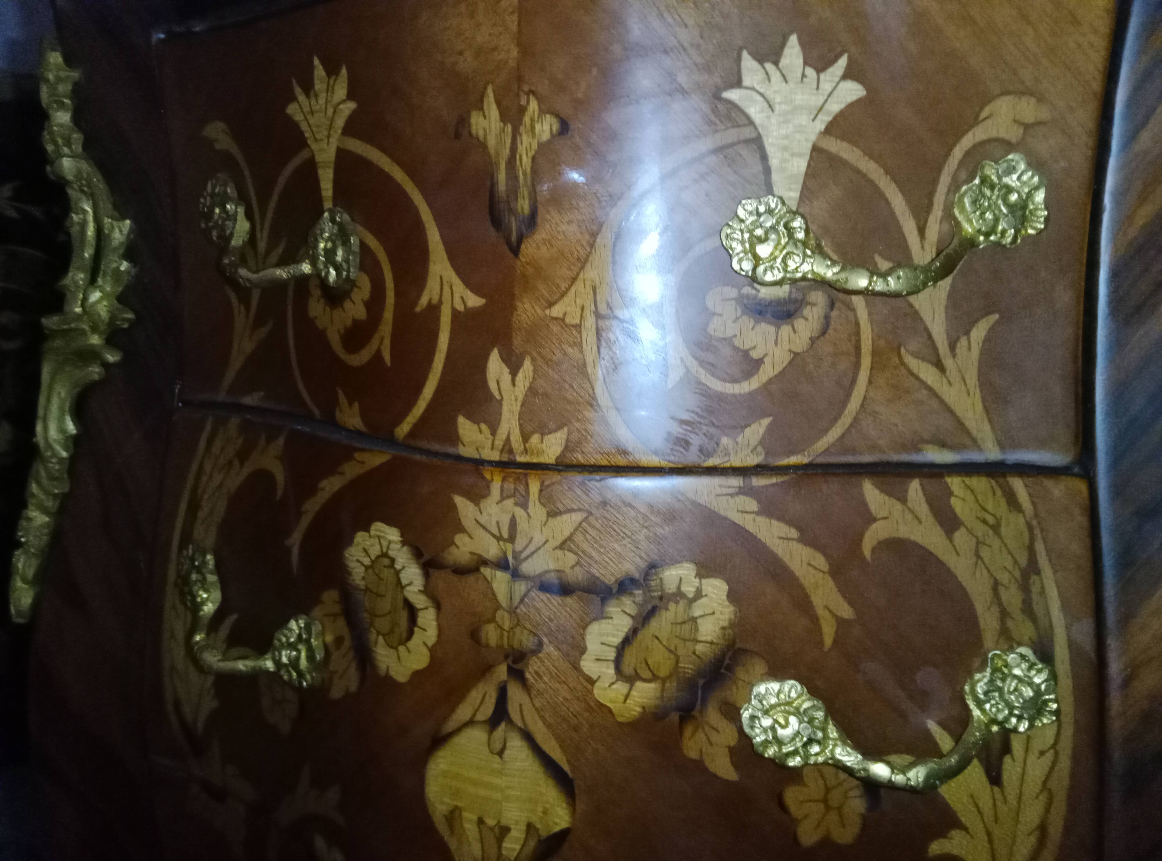 Louis XV commode with marquetry, gilded bronze and marble.