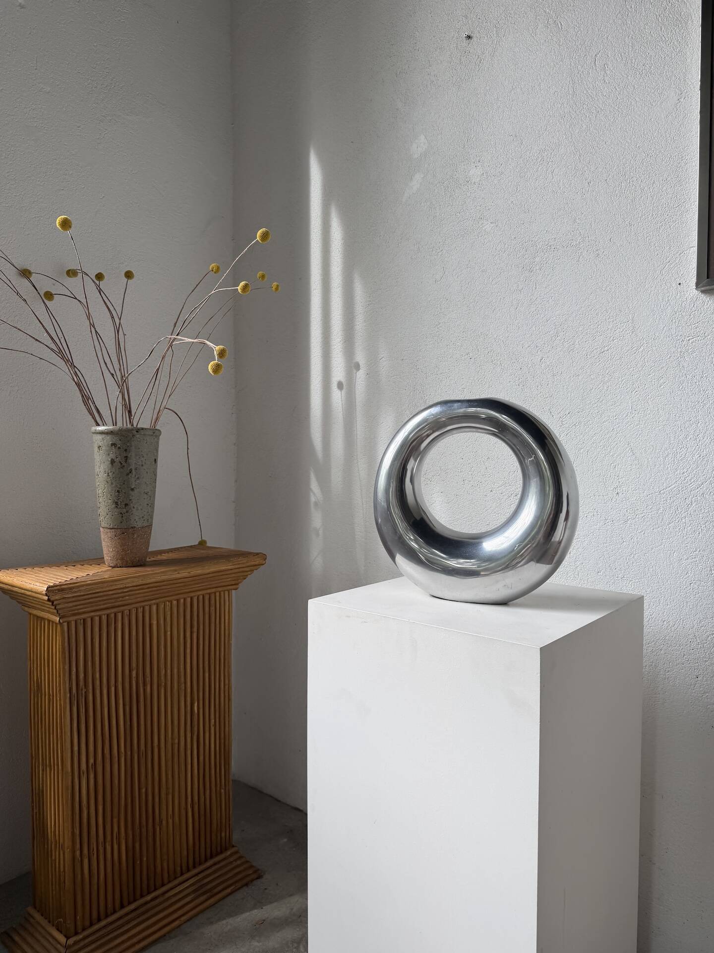 Round aluminium loop vase