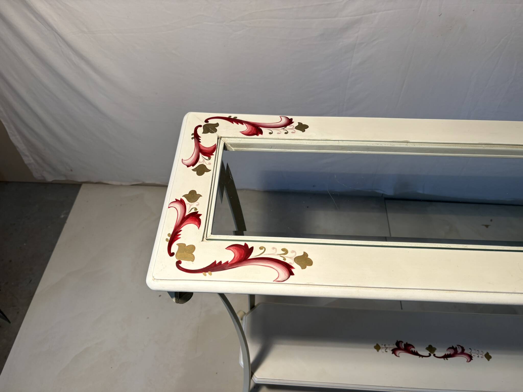 Console en fer forgé blanche à décor fleuri et plateau bois et verre