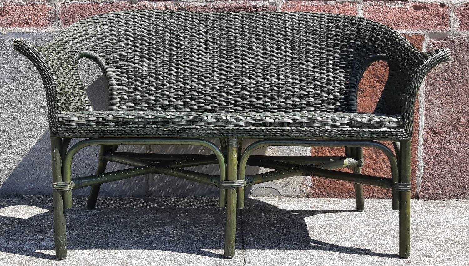 Salon de jardin complet en rotin. (Sofa, fauteuils x 2, table basse)