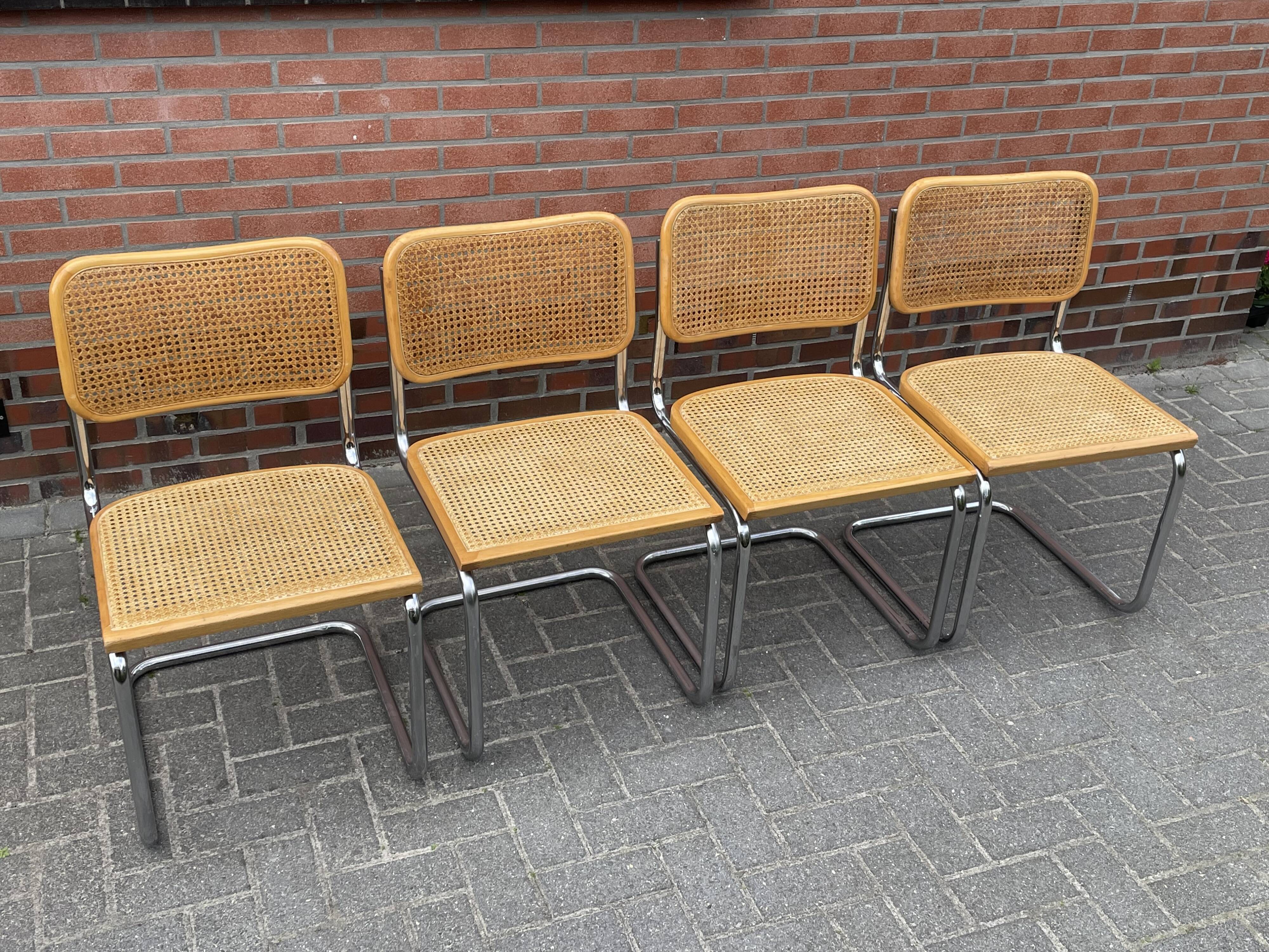Ensemble de 4 Chaises vintage modèle Cesca B32 en chrome et bois