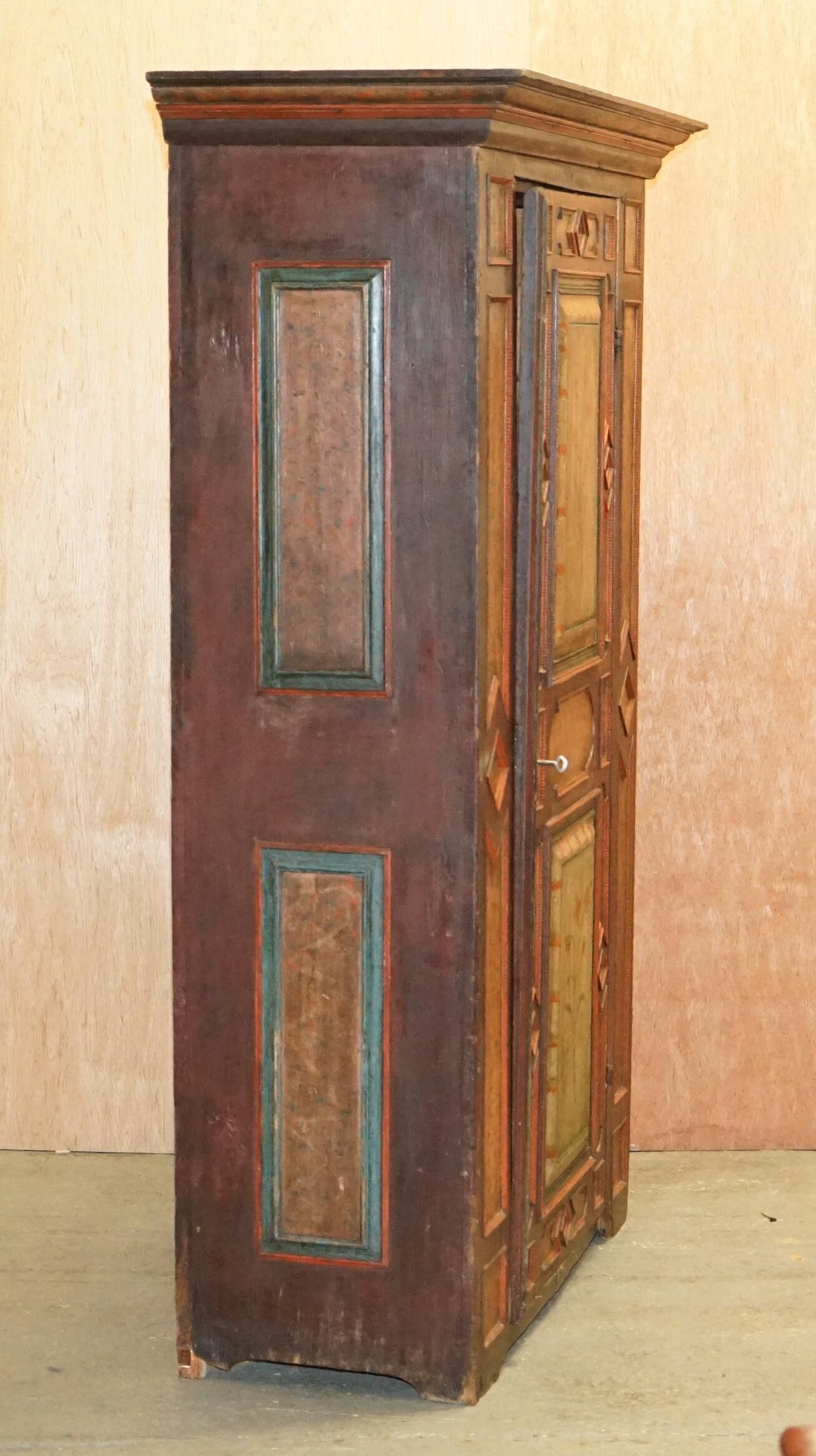 Hand-painted armoire Sublime from around 1800 in oak.