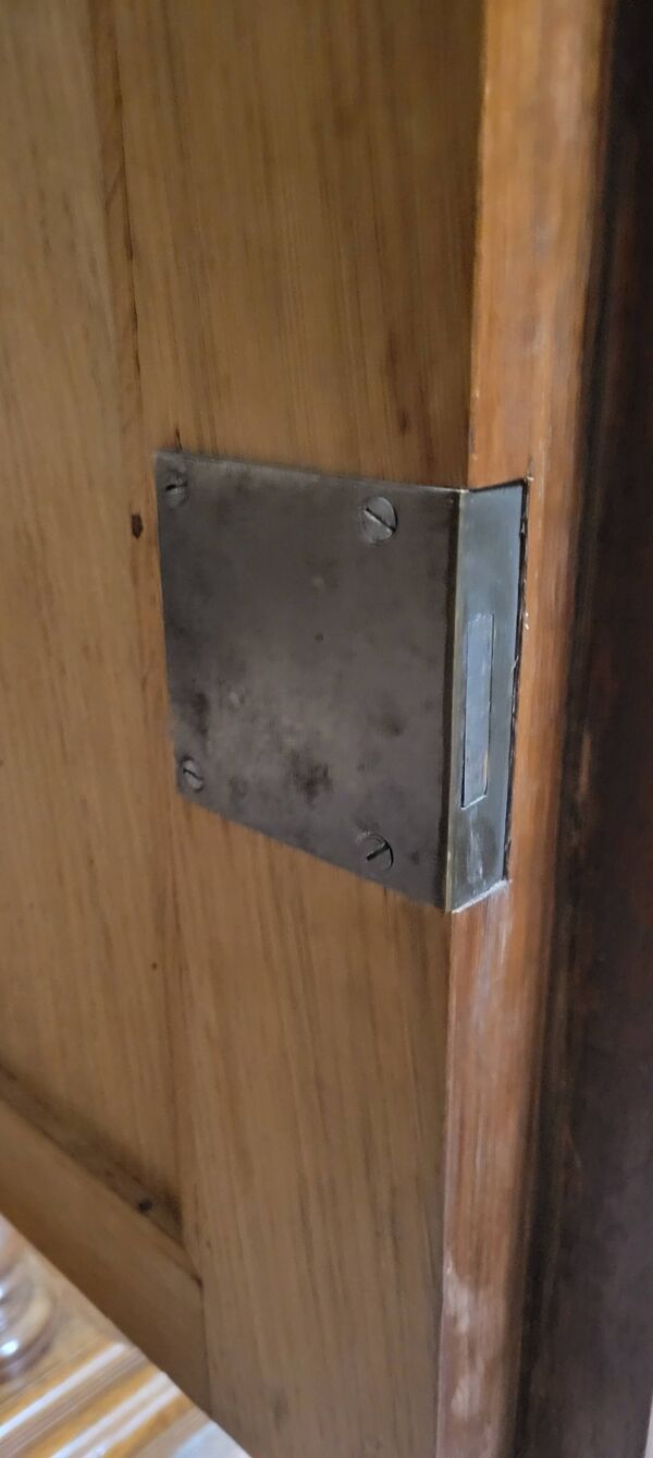 Meuble d’appui Style Renaissance en noyer a fonction dissimulée