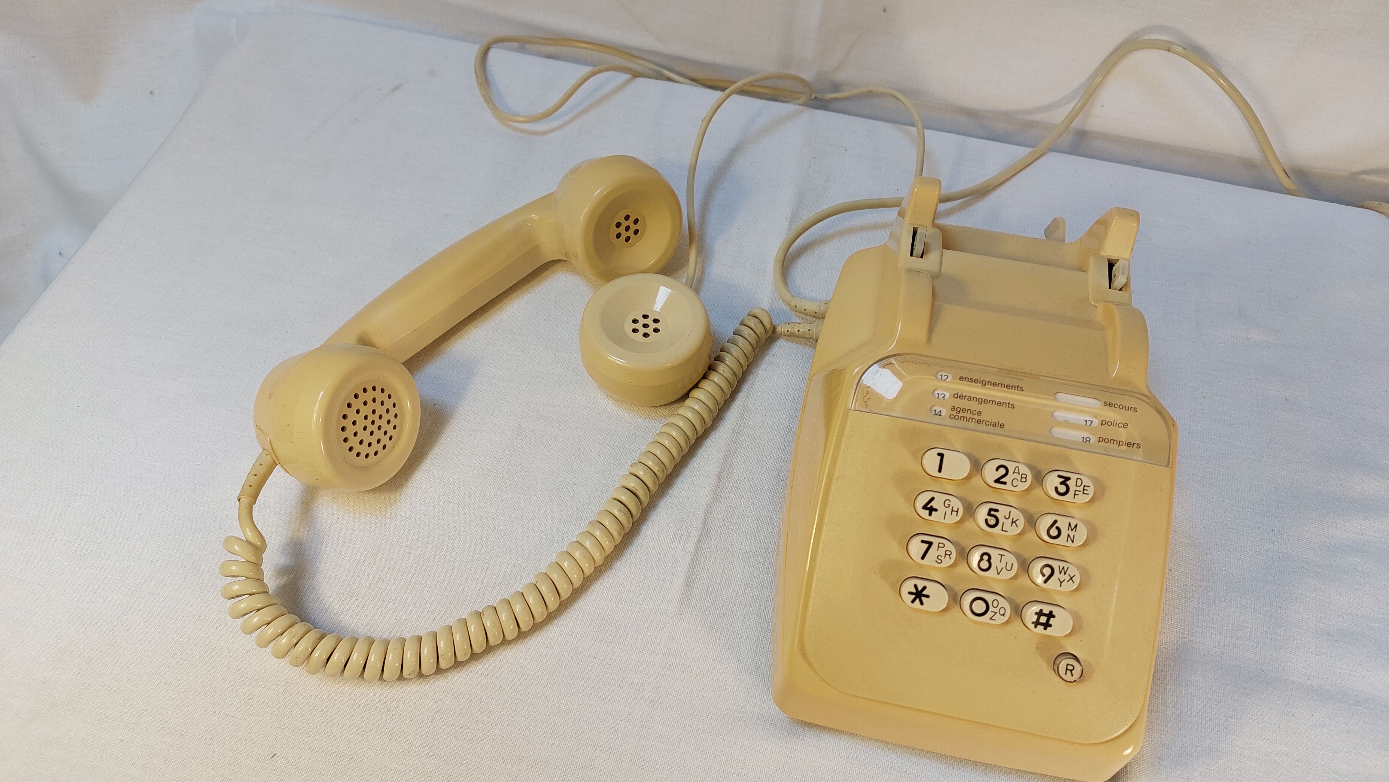 Vintage phone with socotel s63 ivory keys