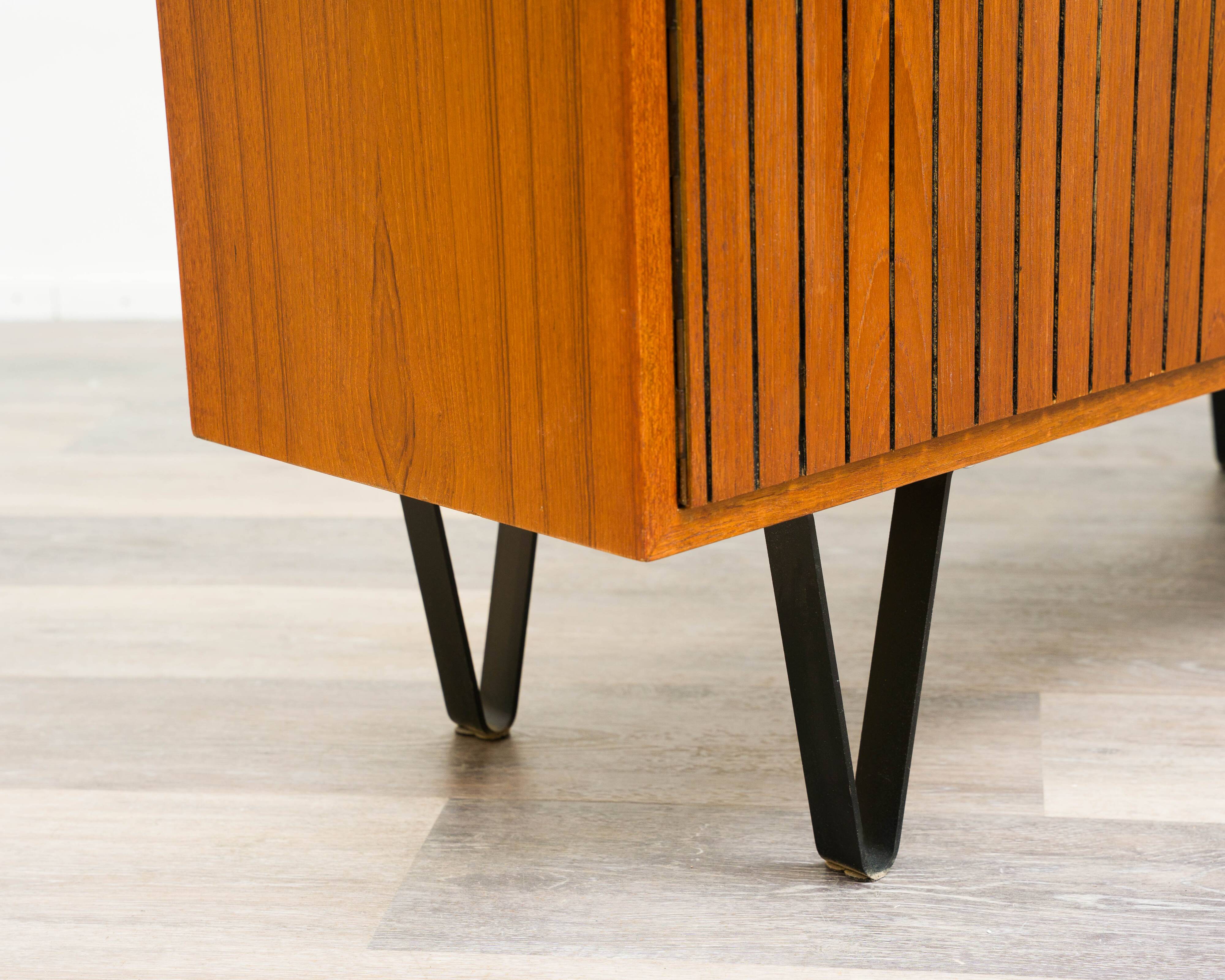 Buffet haut/Highboard en bois de teck avec portes rainurées,