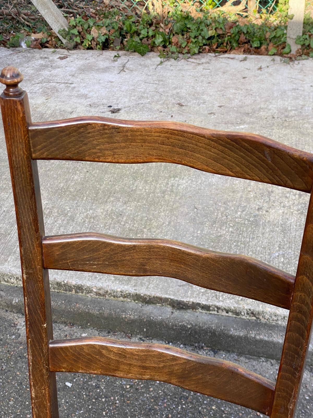 Vintage chair in carved solid wood and velvet fabric.