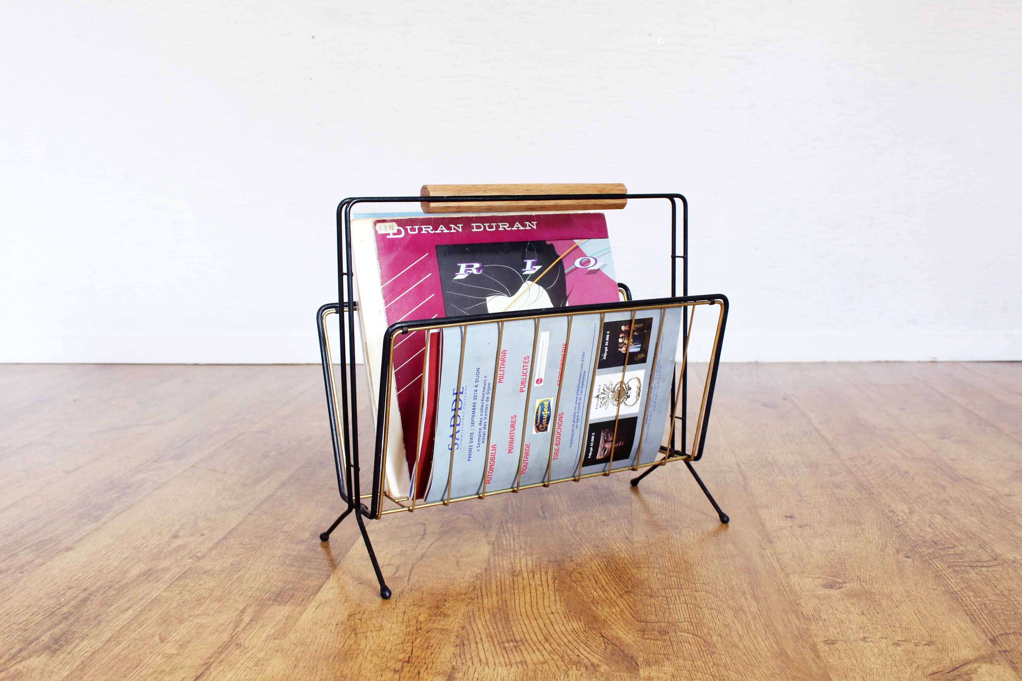 Metal magazine rack, wooden handle