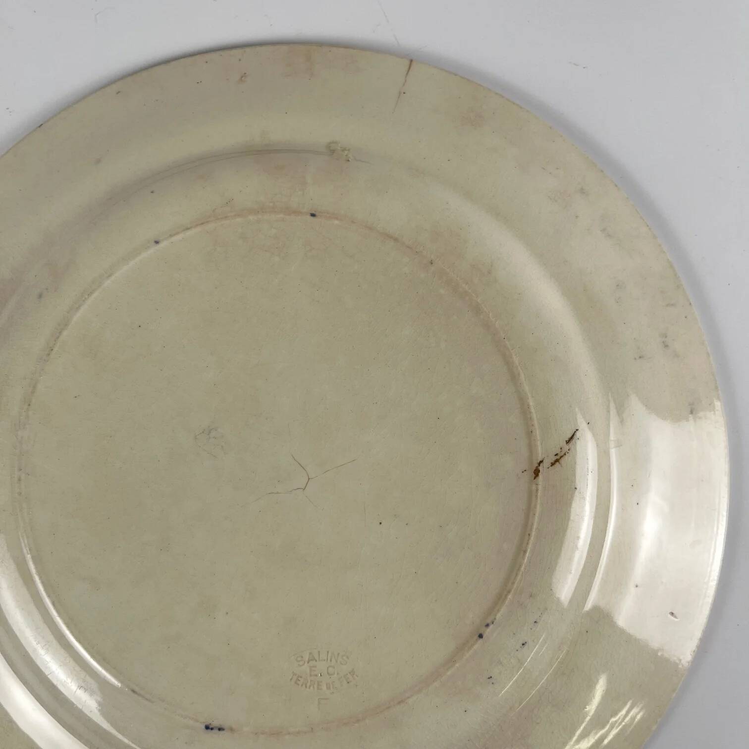 Round plate made of iron earth from Salins, late 19th century - early 20th century.