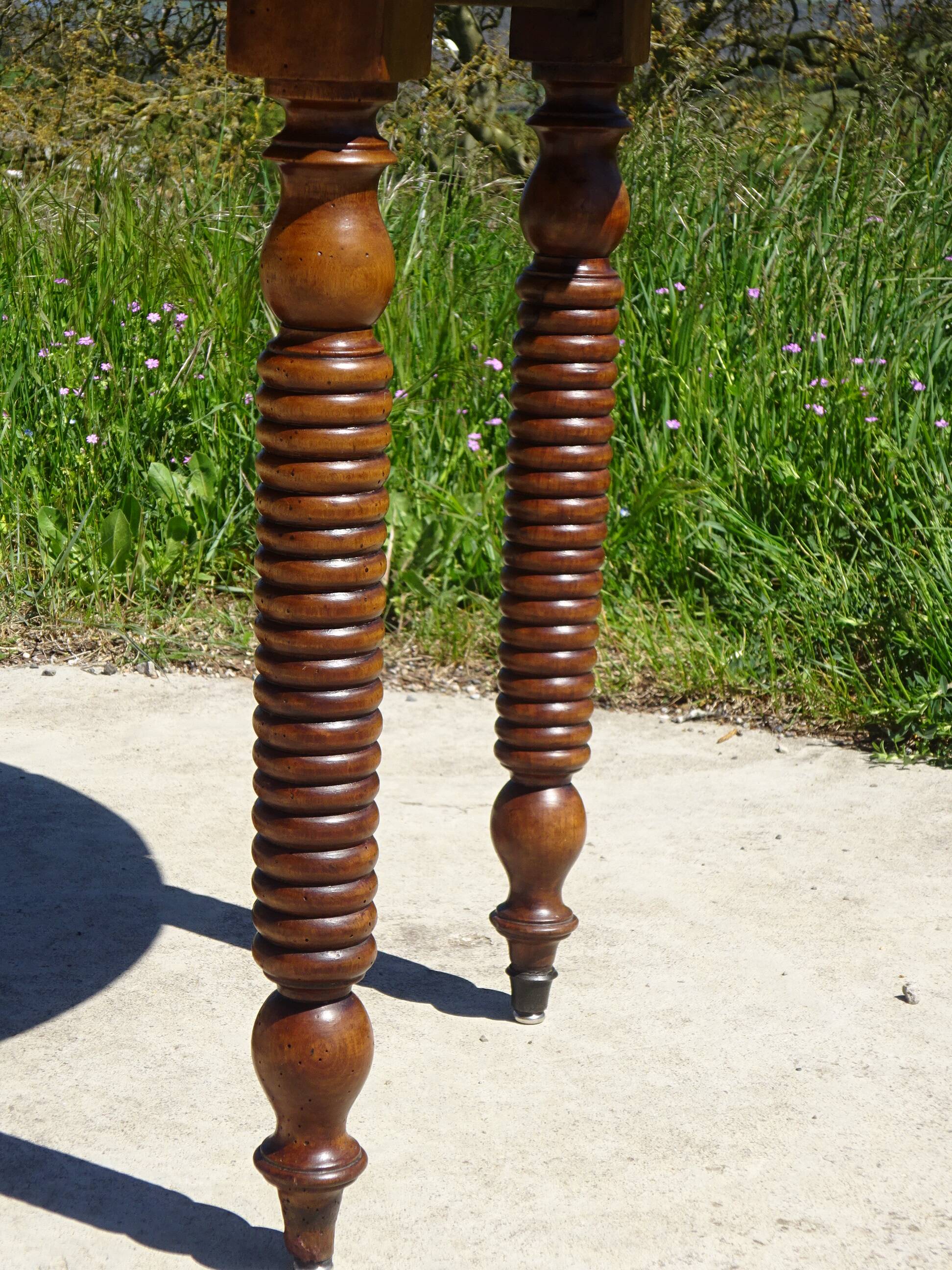 Drop-leaf table, honey-spoon-shaped legs