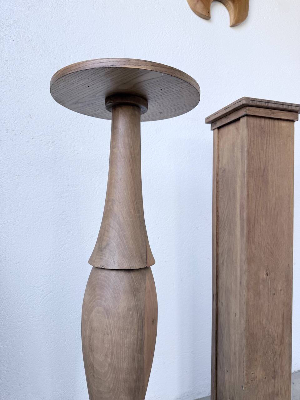 Paire de sellettes colonnes en bois 1950