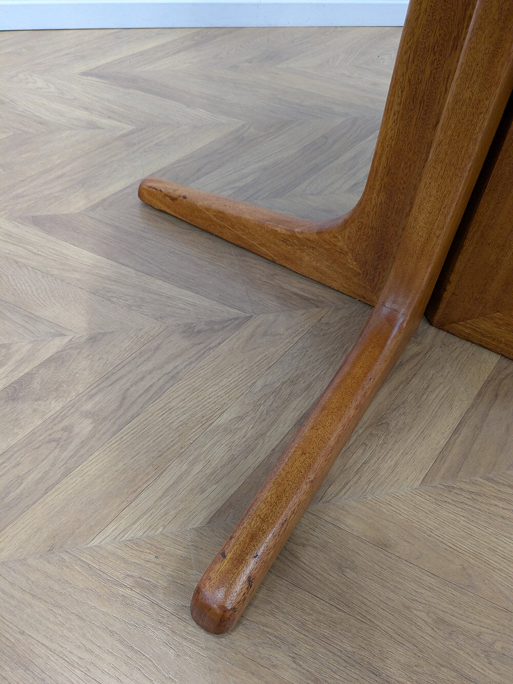 Scandinavian extendable round table