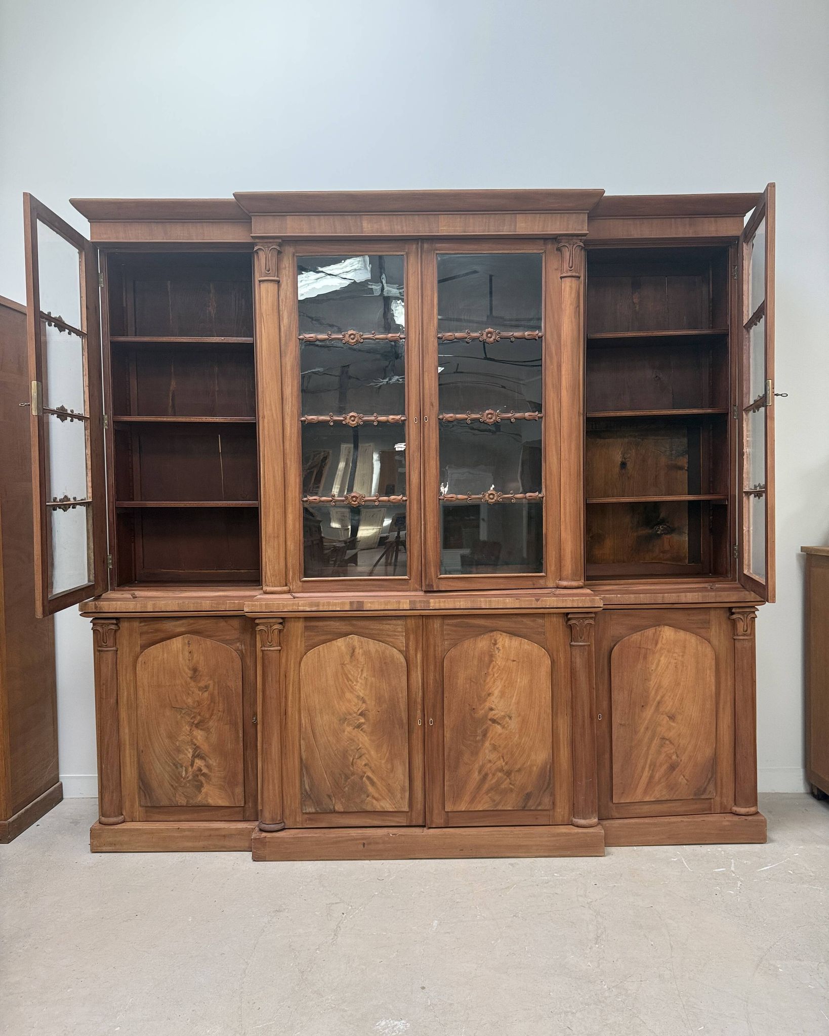 Large English library with a projection (renovated)