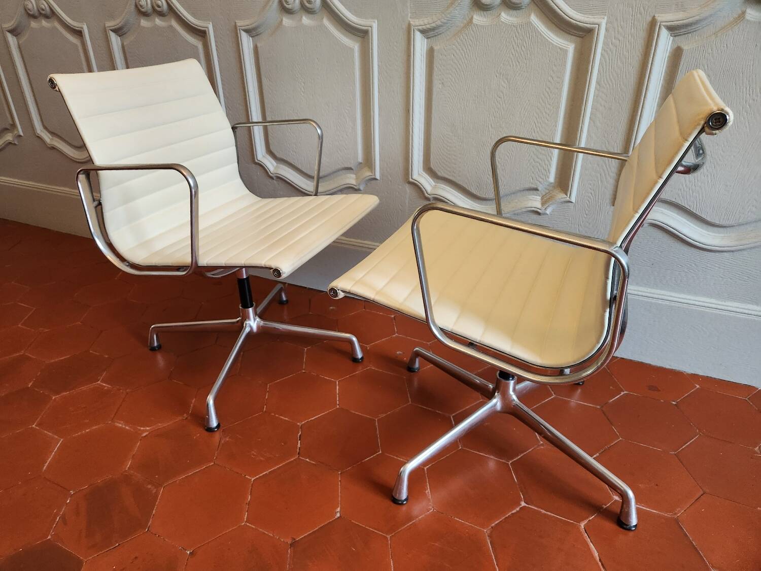 Fauteuil EA 108 Eames édité par Vitra