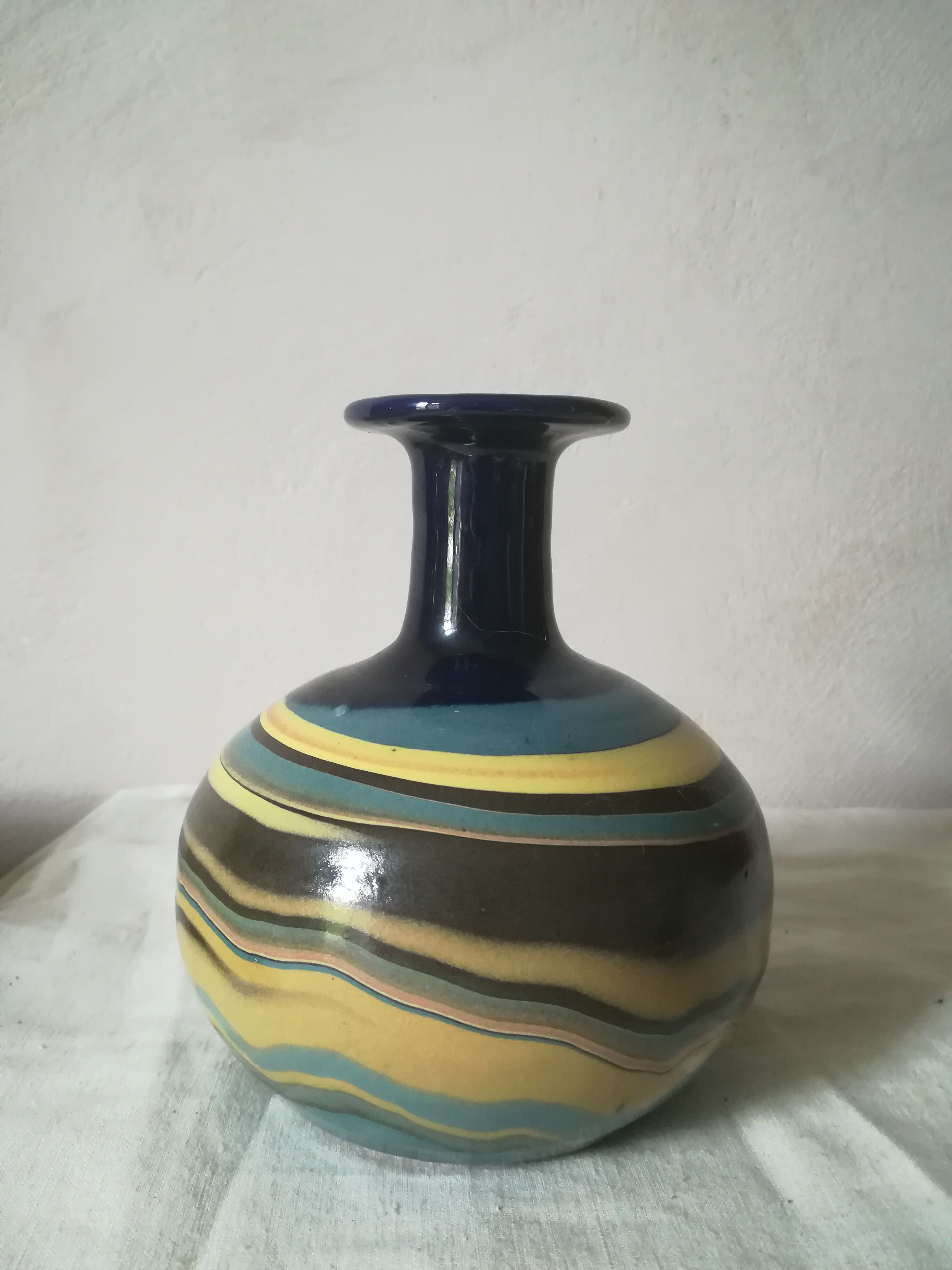 Vase boule en terre mêlée