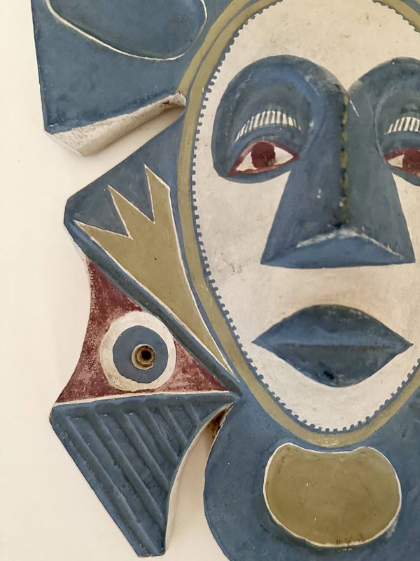 Masque mural en terre cuite peinte