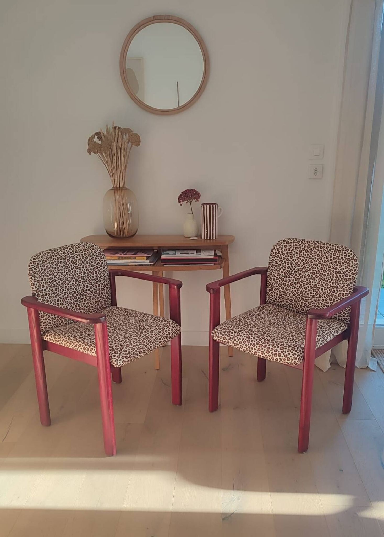 2 fauteuils léopard / bois massif bordeaux