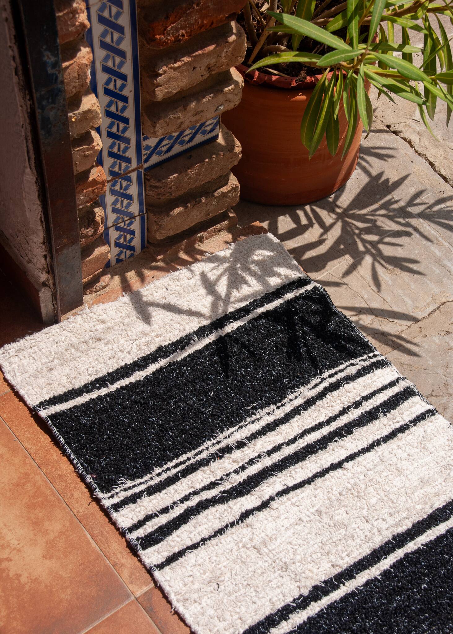 Handwoven recycled cotton rug - 40 x 60 cm