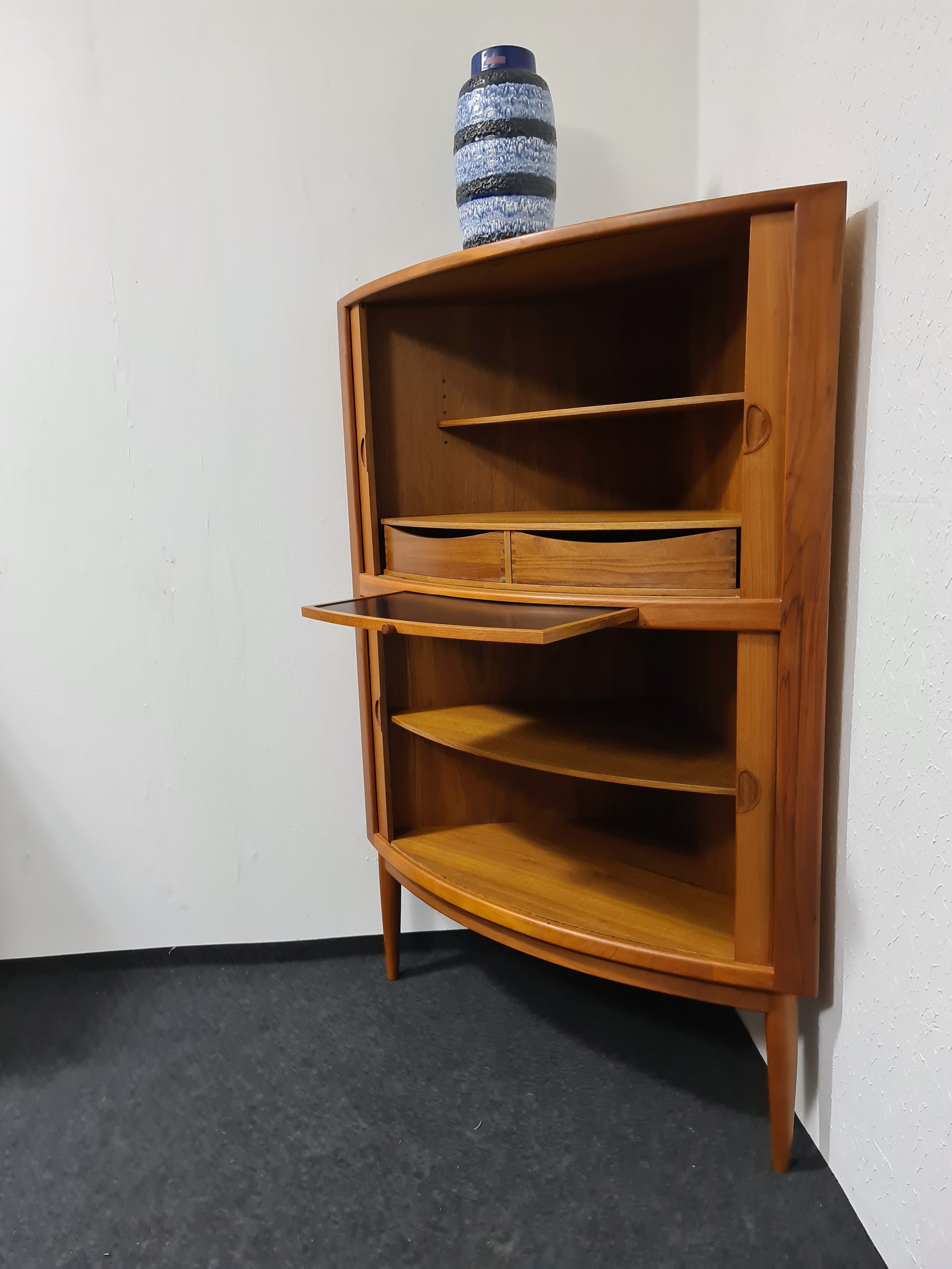 Buffet d’angle de teck par Dyrlund