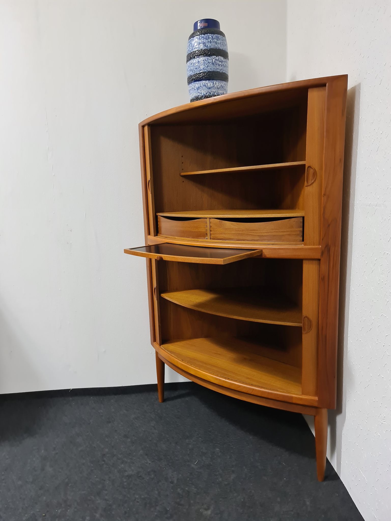 Buffet d’angle de teck par Dyrlund