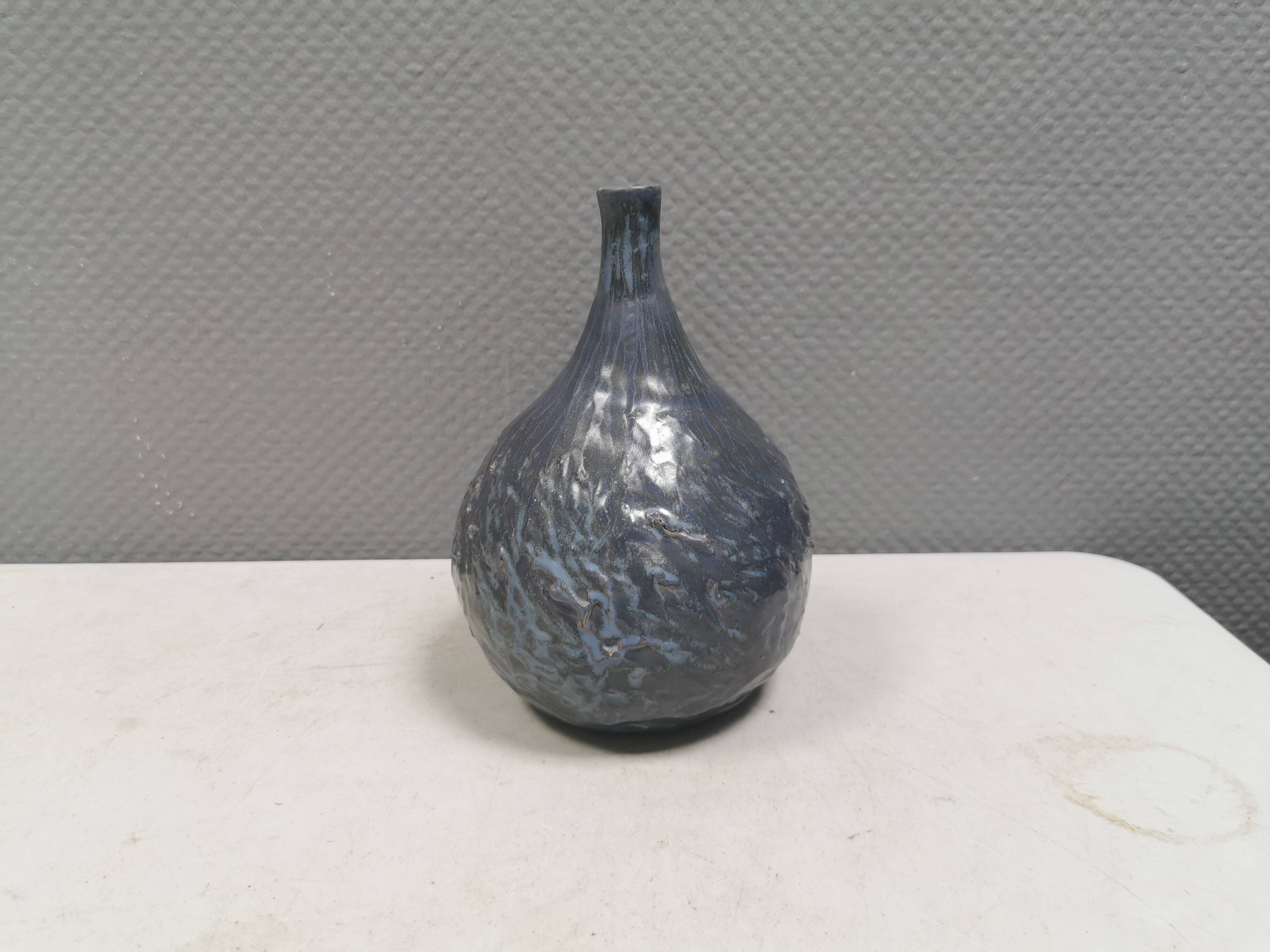 Vase Pauline Toynbee, Émail en cristal bleu texturé, forme organique, années 1980