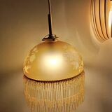 Suspension belle époque verre dépoli jaune doré, franges perlées