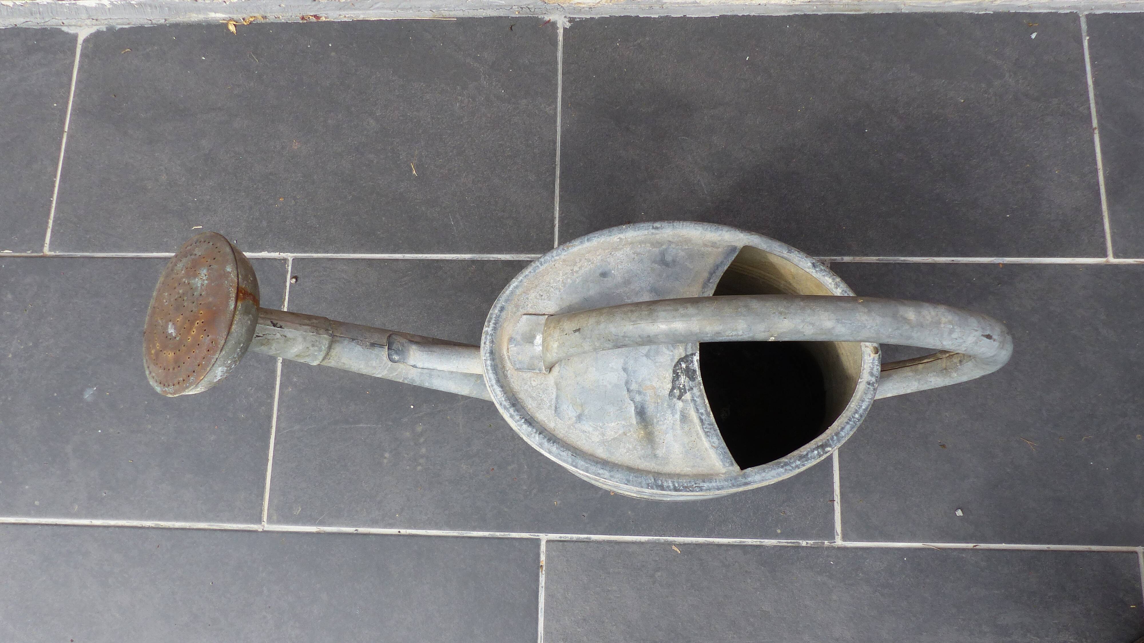 Zinc watering can
