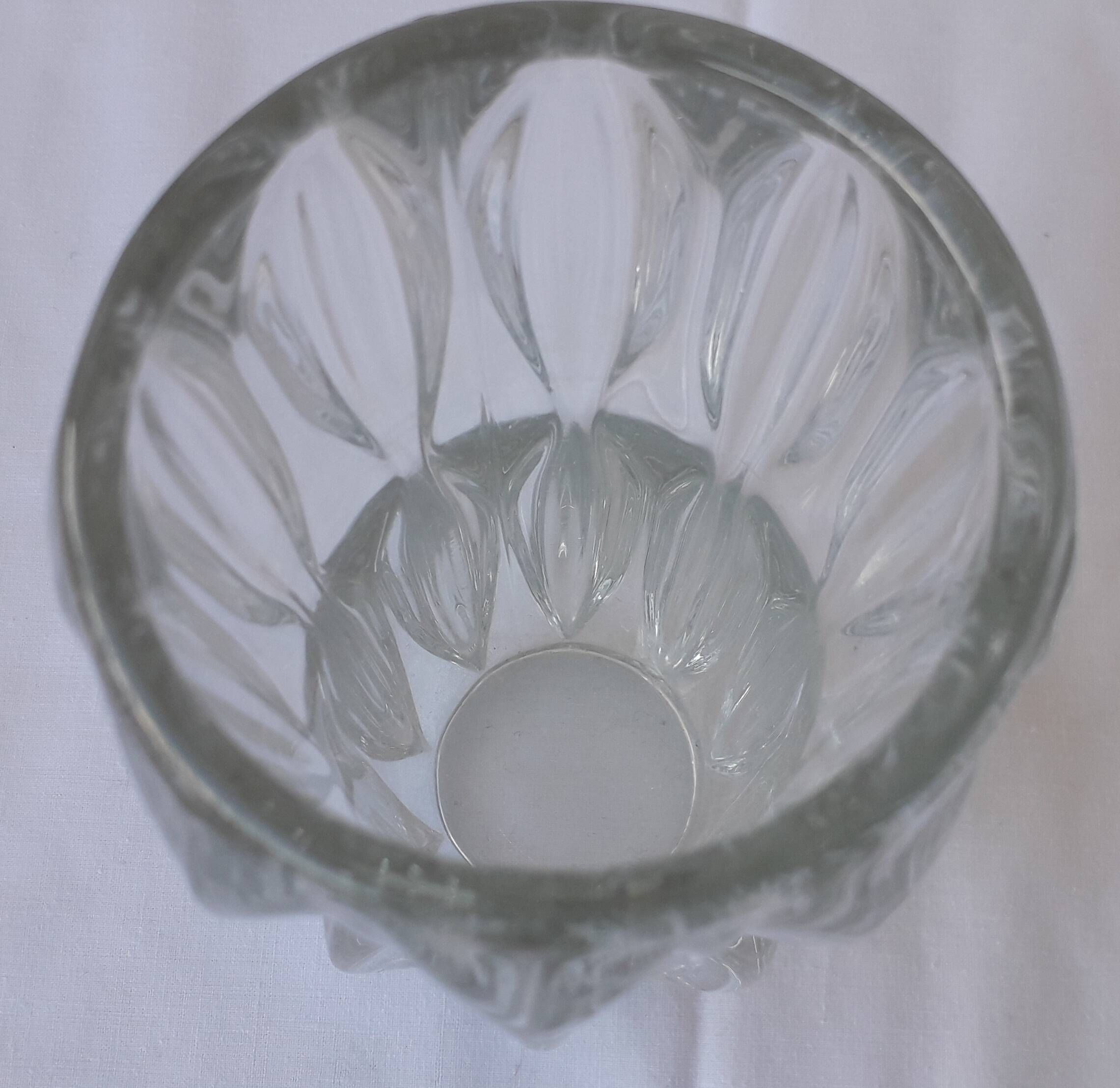 Vase en verre pressé