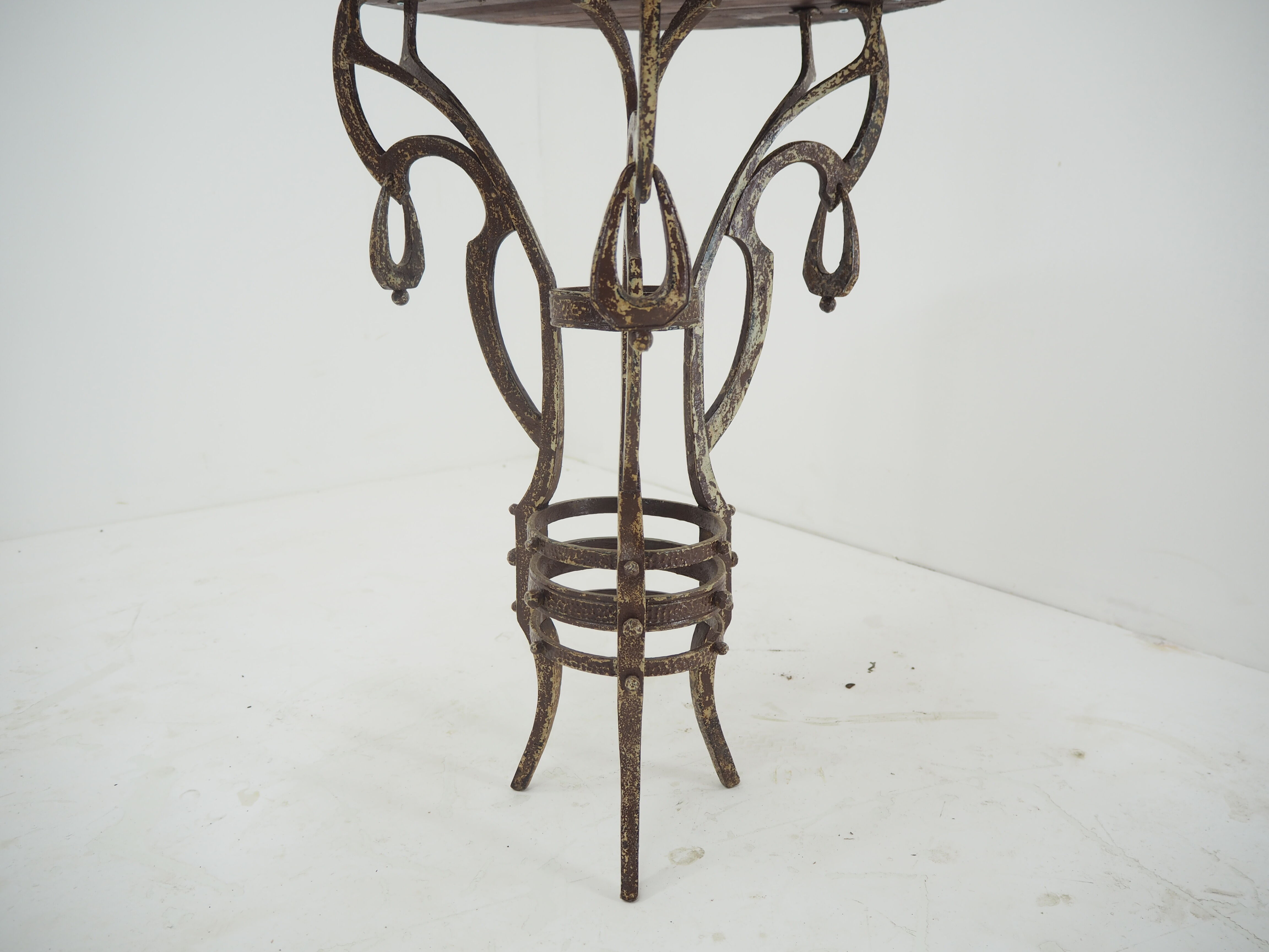 Table d’appoint en fer industriel antique