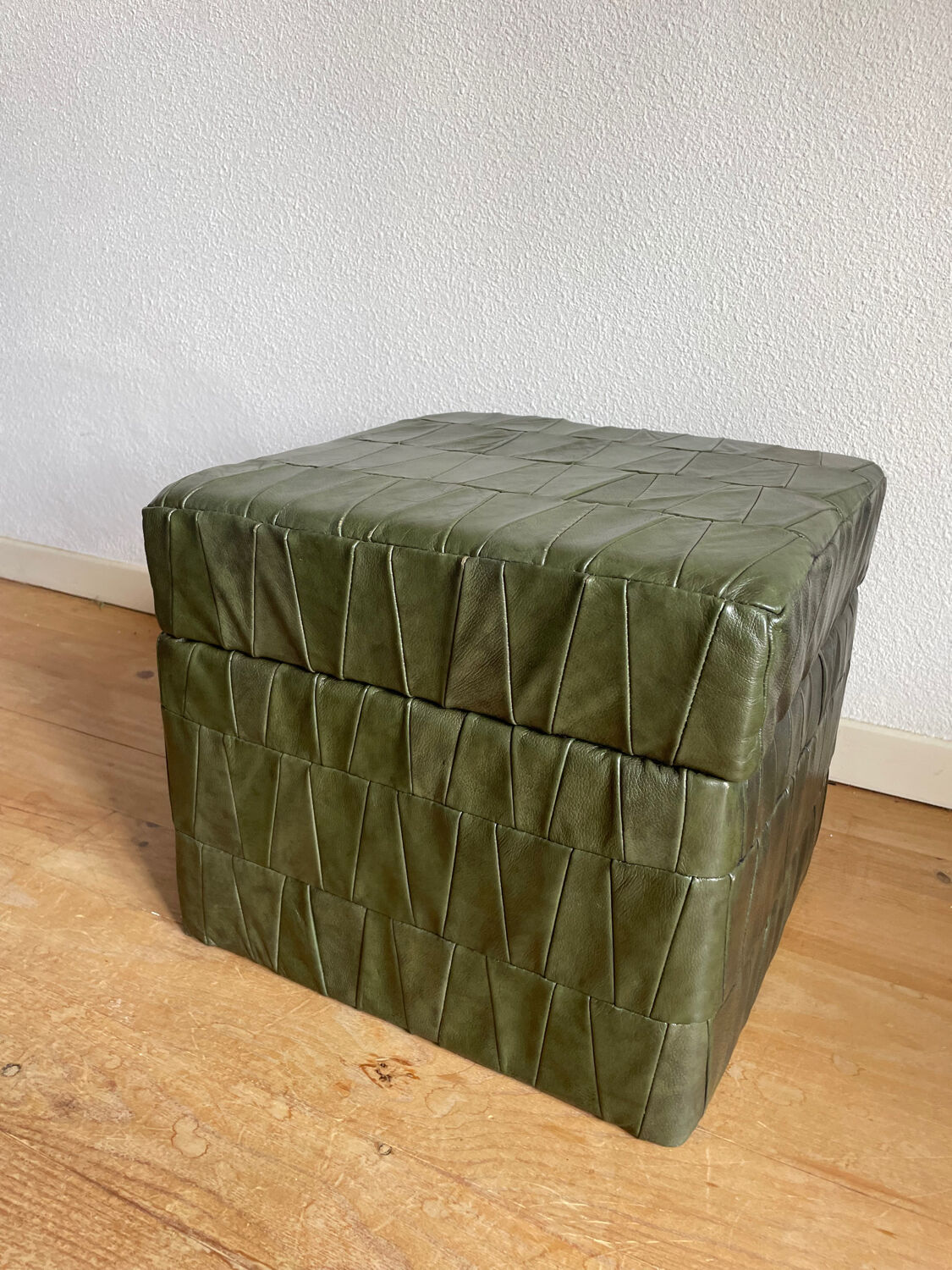 Pouf leather chest patchwork vert  De Sède