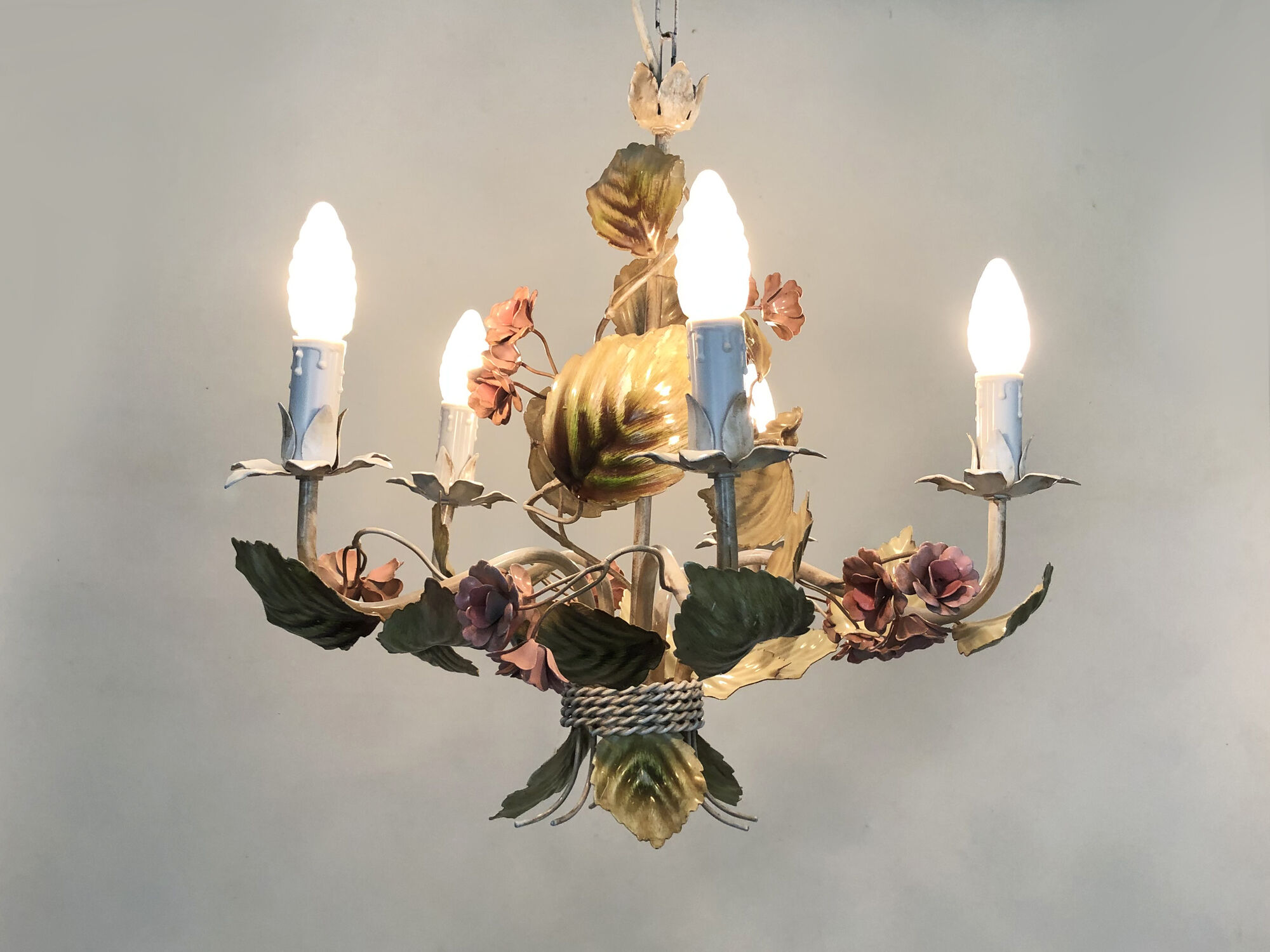 Painted metal chandelier decorated with pink and foliage with 5 lights. Year 80 90