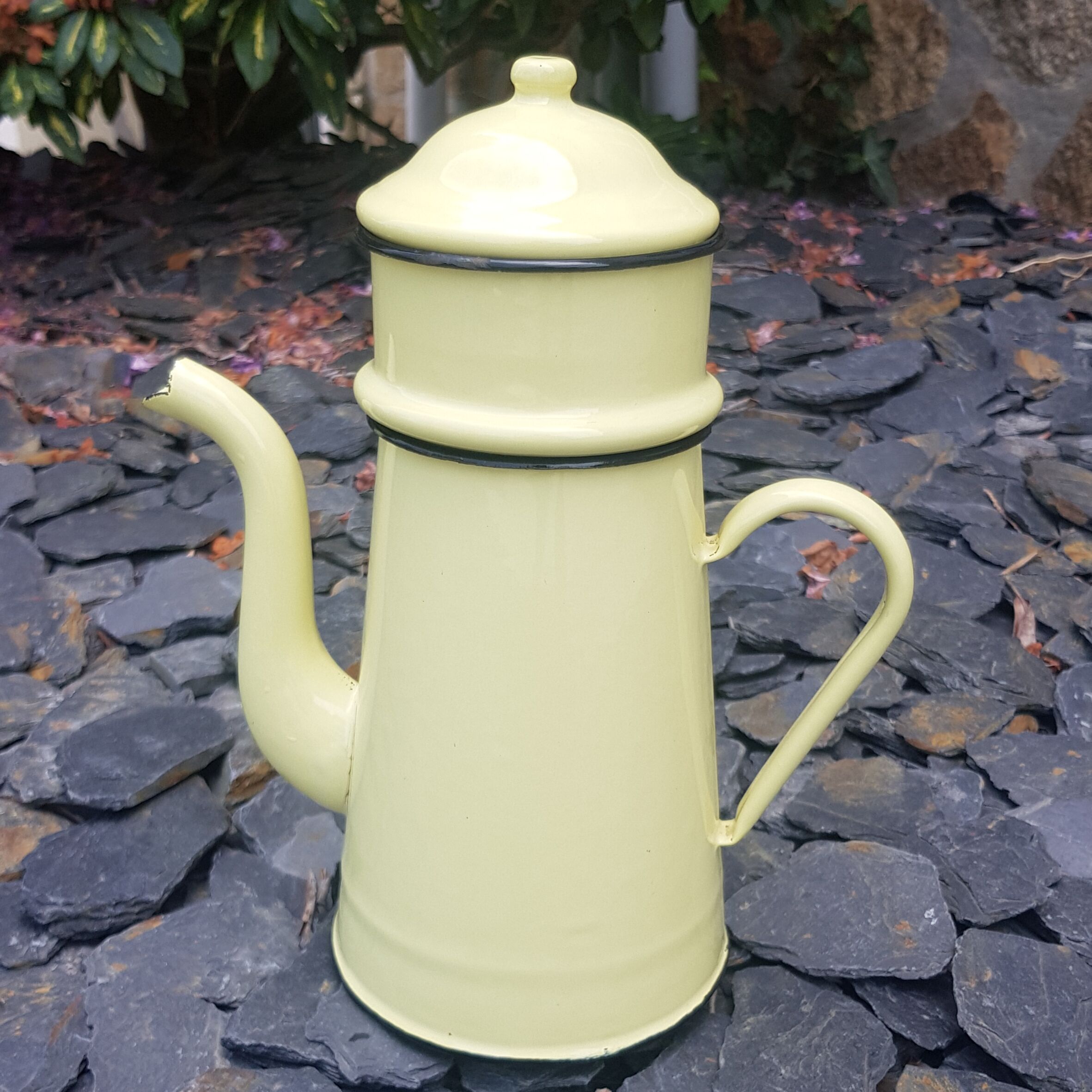 Cafetière en tôle émaillée jaune