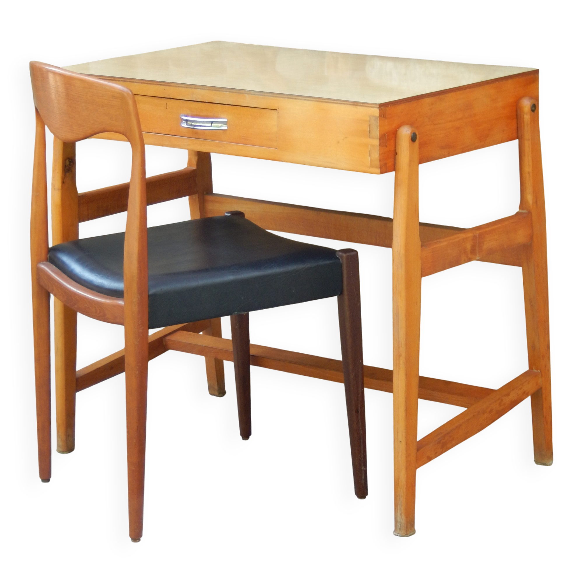 Small desk and vintage Scandinavian chair from the 50s-60s by Niels Otto Möller.