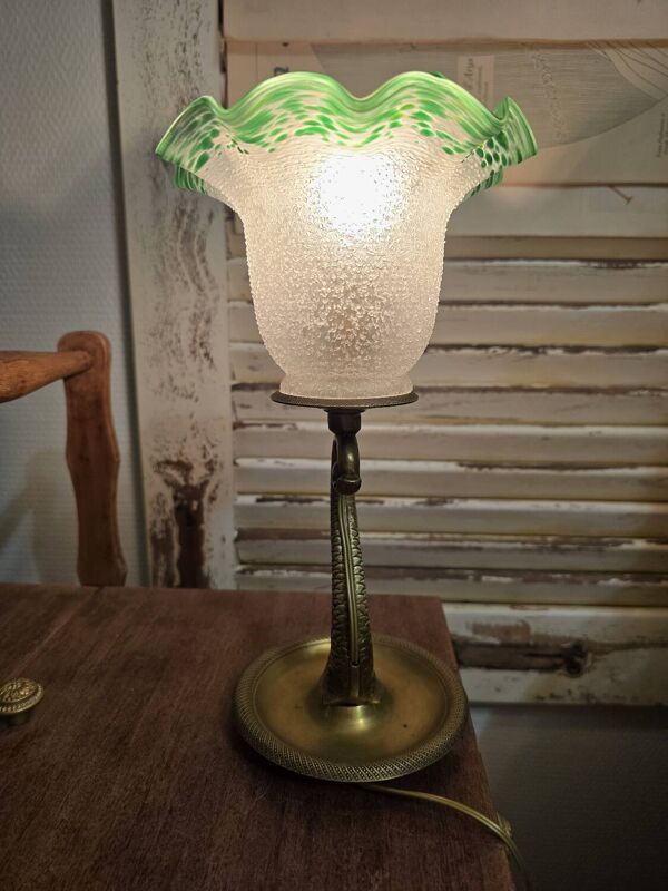 Petite lampe à poser pied en laiton poisson et tulipe aux bords verts