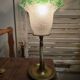 Petite lampe à poser pied en laiton poisson et tulipe aux bords verts