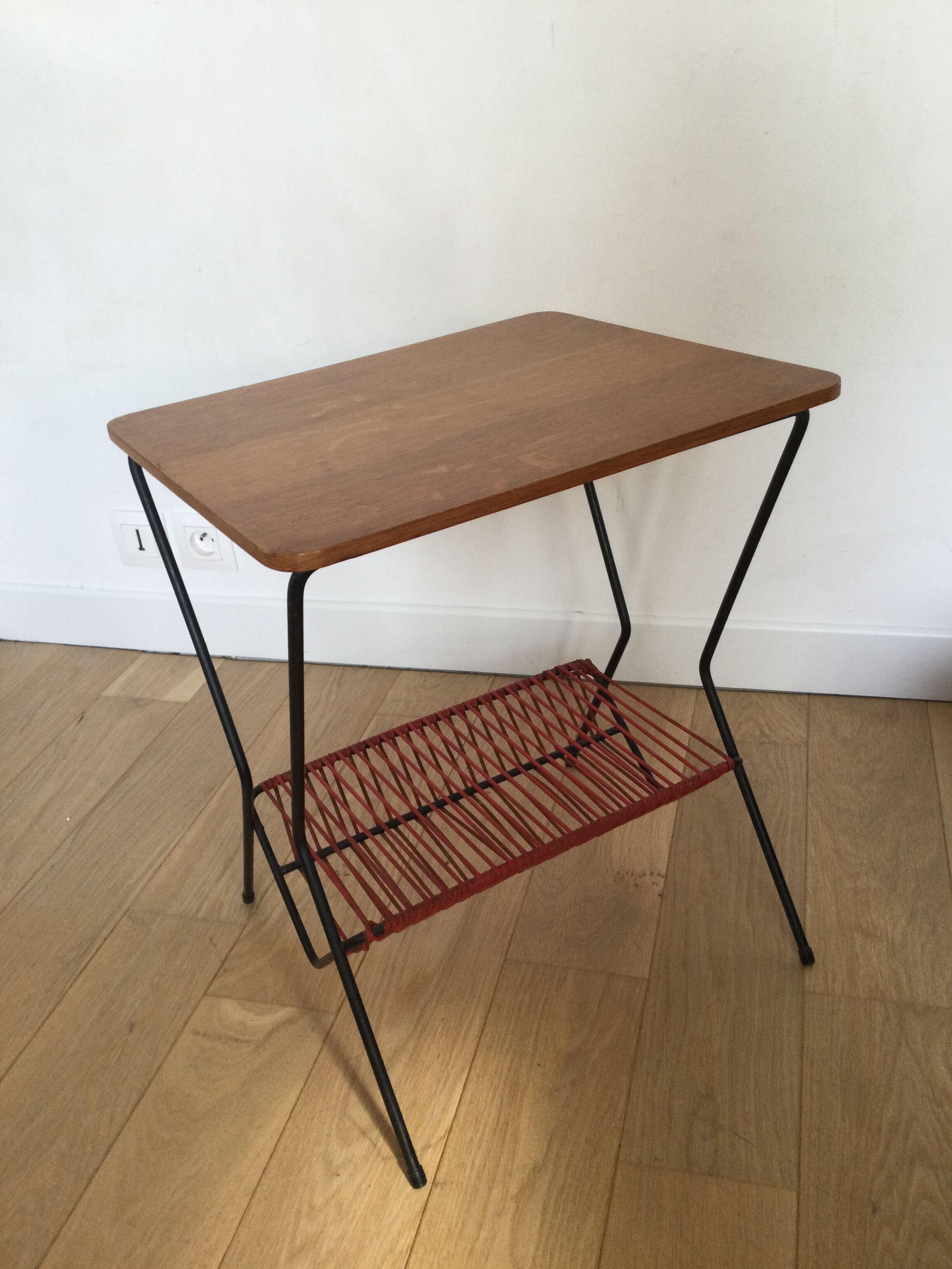 Table bois années 50 avec range vinyles et revues scoubidou