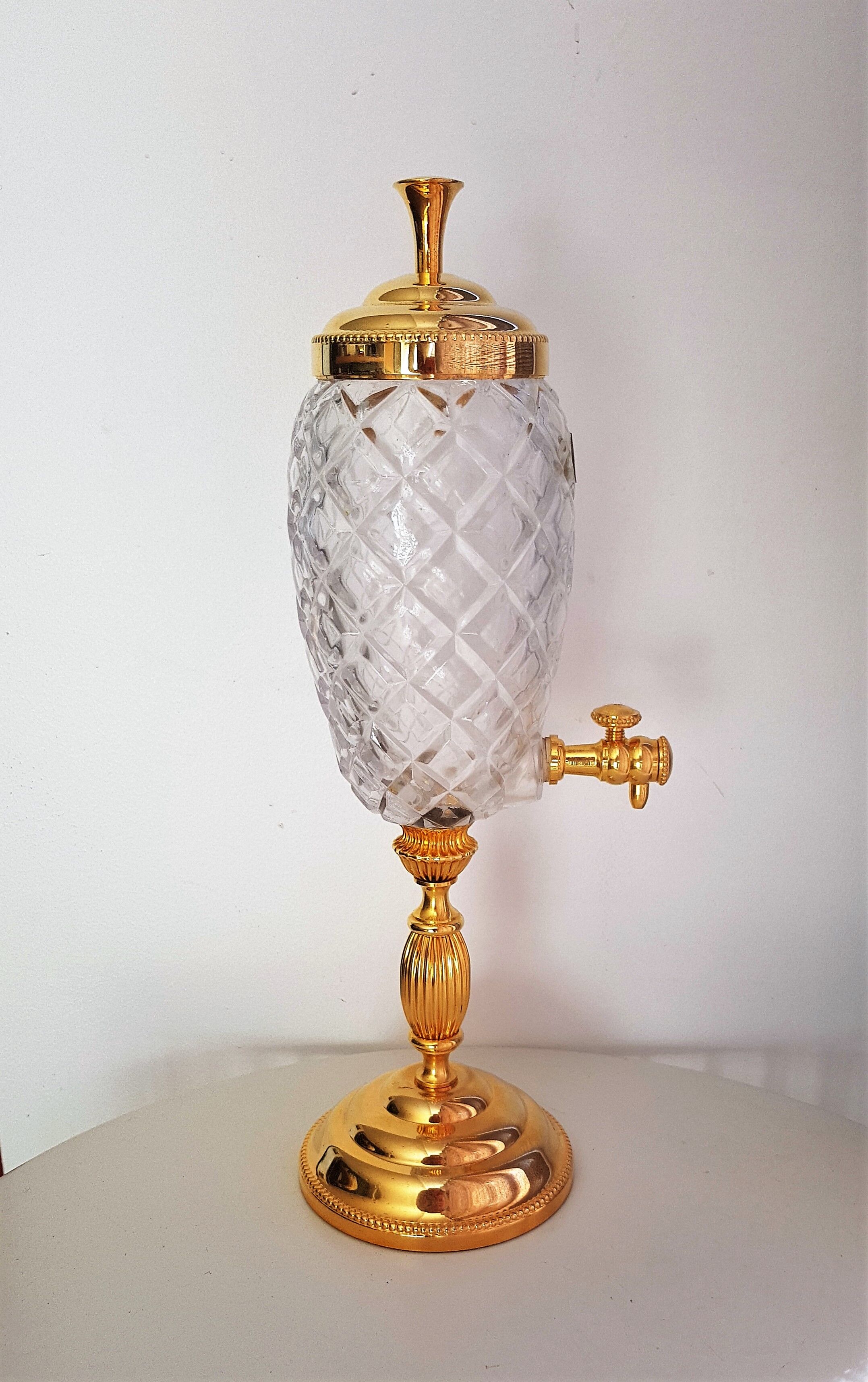 Jug fountain in crystal and gold metal