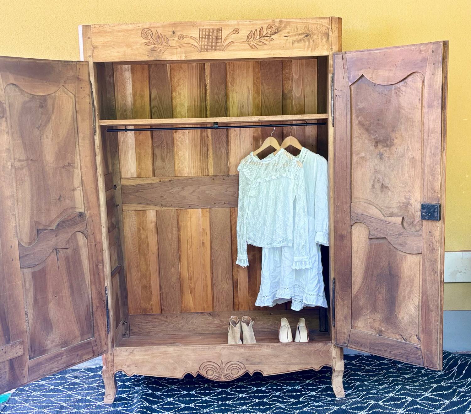 Armoire ancienne française en noyer massif – style Louis XV, fin XIXe siècle