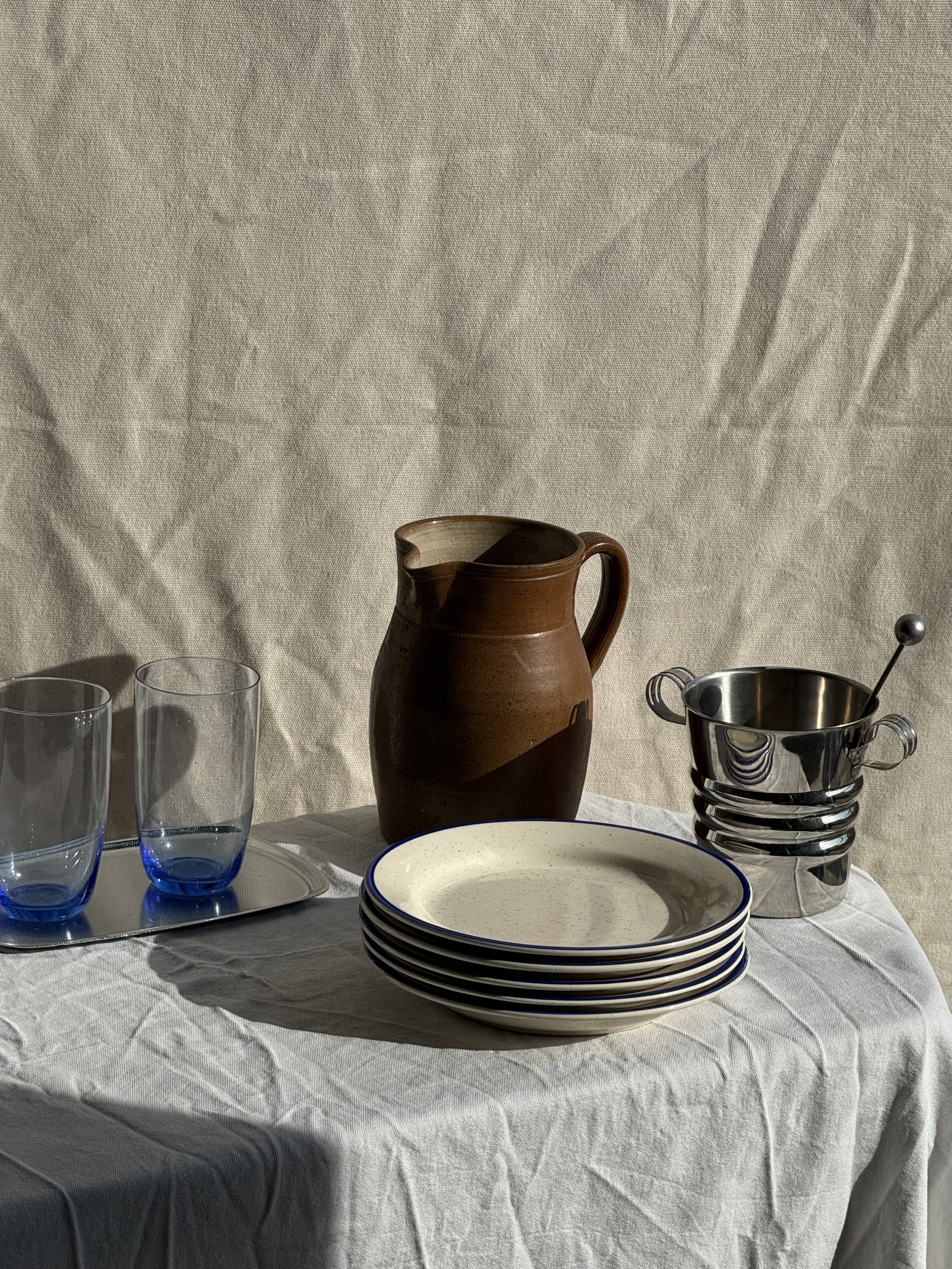 Set consisting of 6 beige flat plates with a blue rim + 3 deep plates.