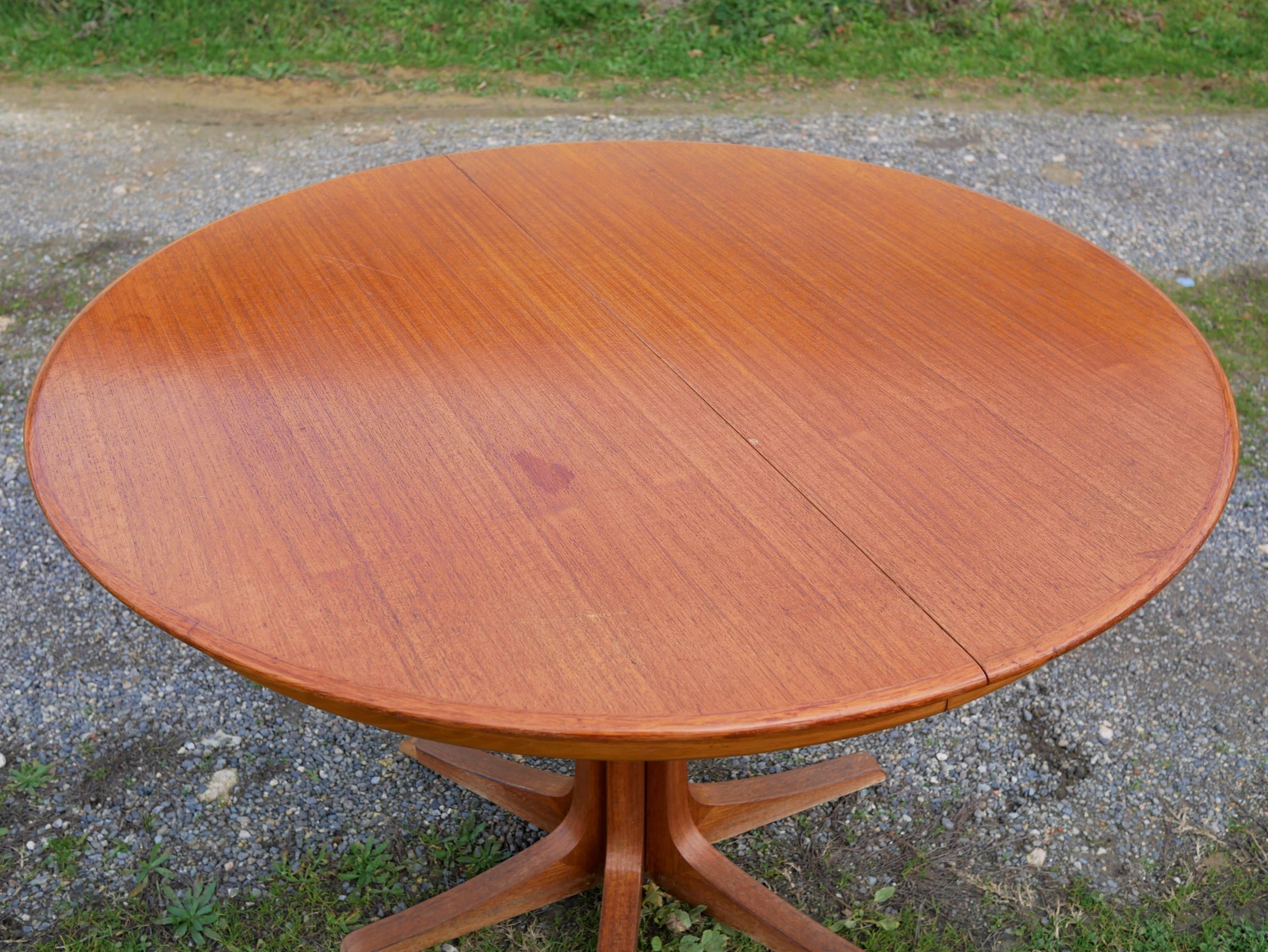 Dining round vintage with extensions