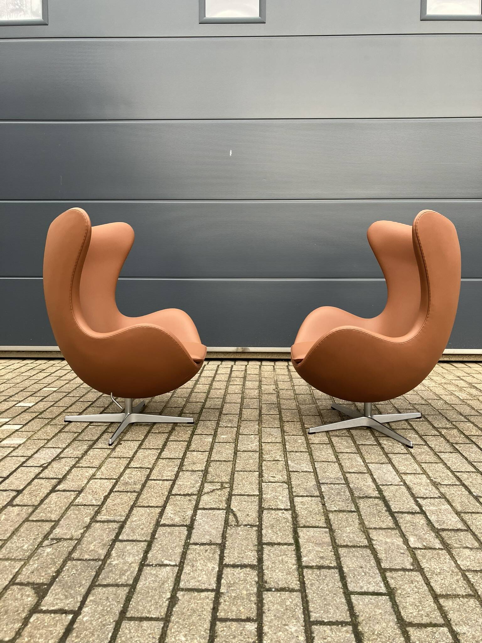 2x Fritz Hansen Egg chair by Arne Jacobsen in Cognac leather, new condition!