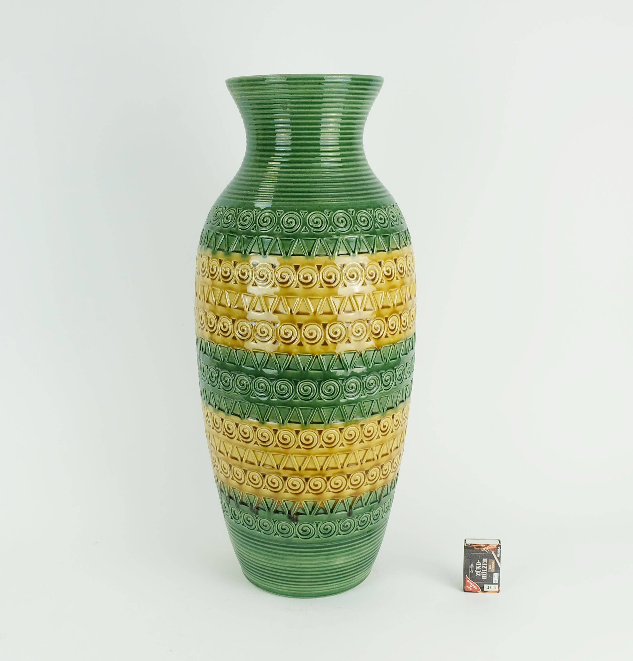 Vase de sol en céramique verte ocre à motif en relief des années 1960, modèle l1142-50