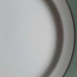 Assiettes plates anciennes dépareillées en faïence accompagnées d'un plat creux