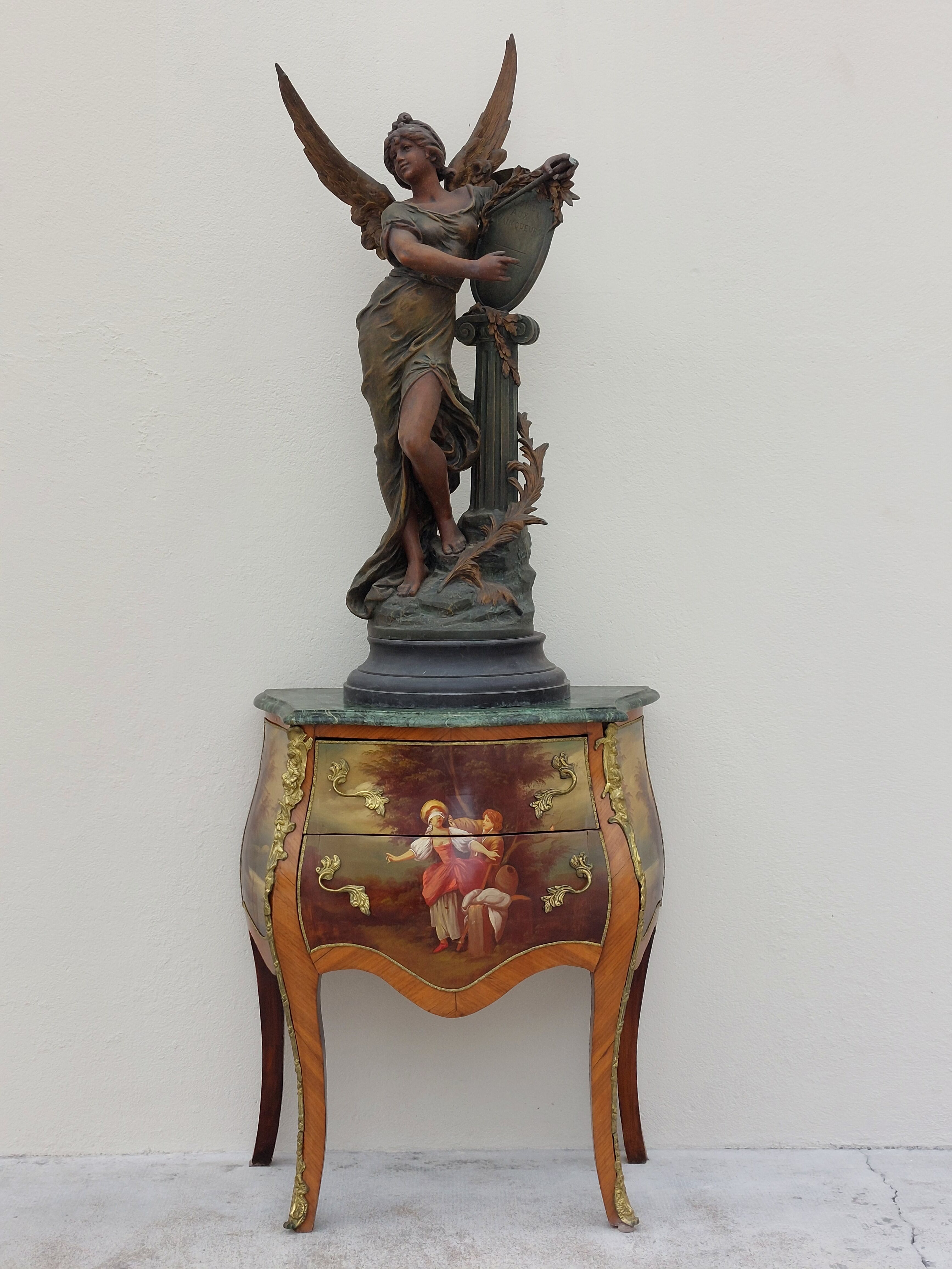 Louis XV curved chest of drawers in Martin varnished marquetry