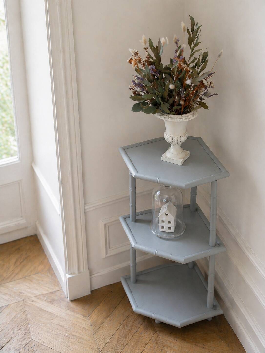 Bamboo shelf sublimated in grey-green.