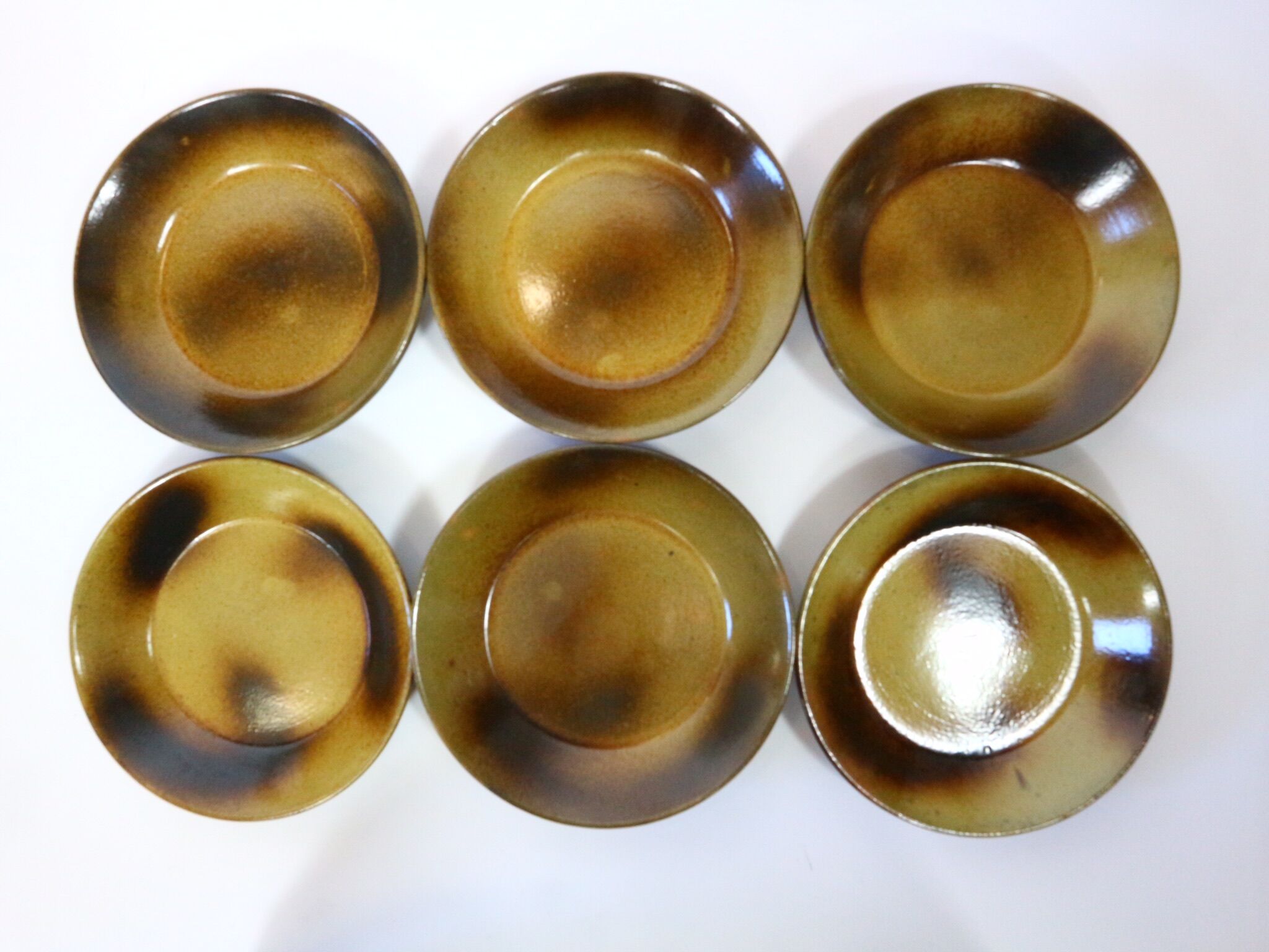Vintage service plates and serving trays, 39 pieces, silk-screened.