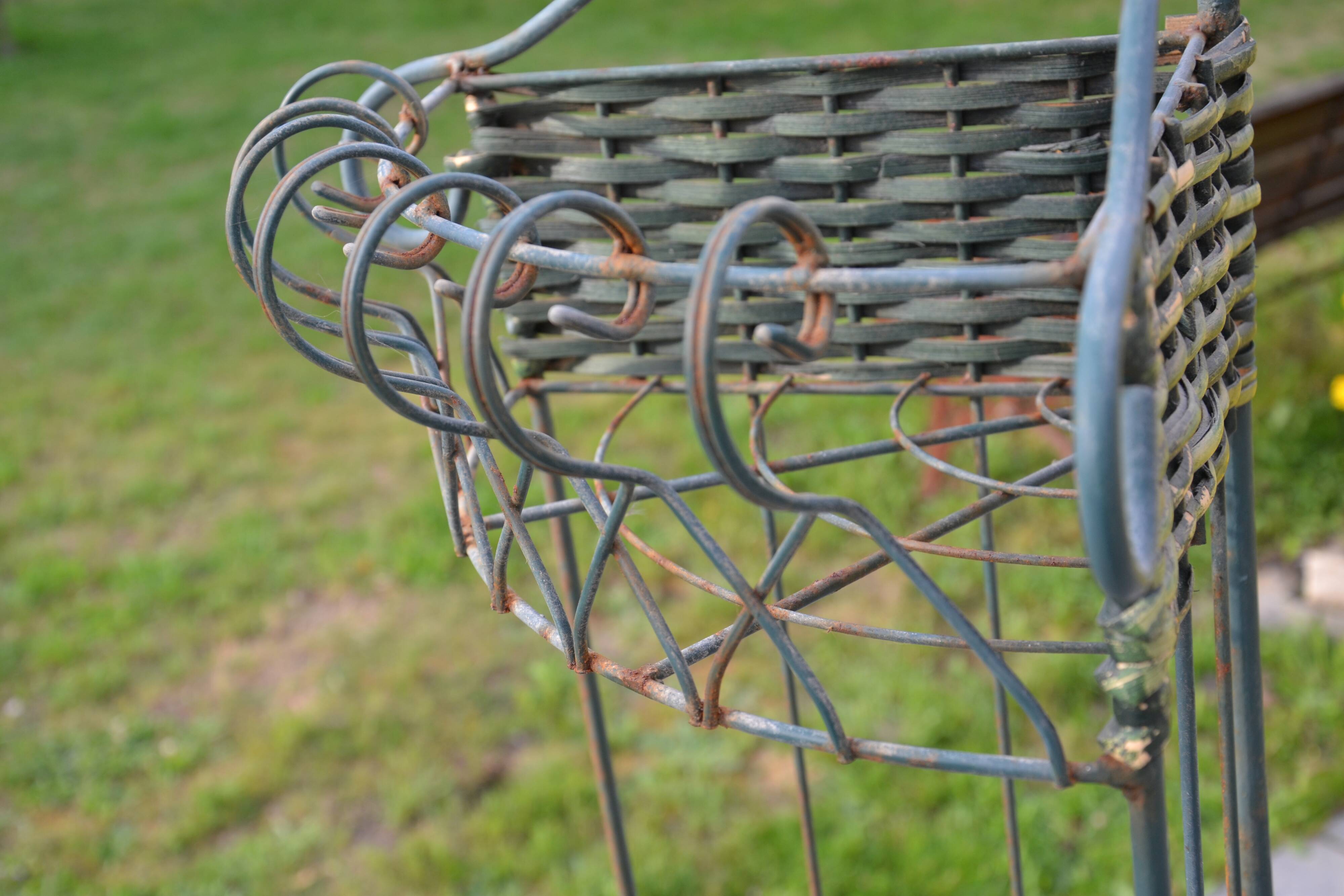 Corner shelf/plant stand in wrought iron and rattan
