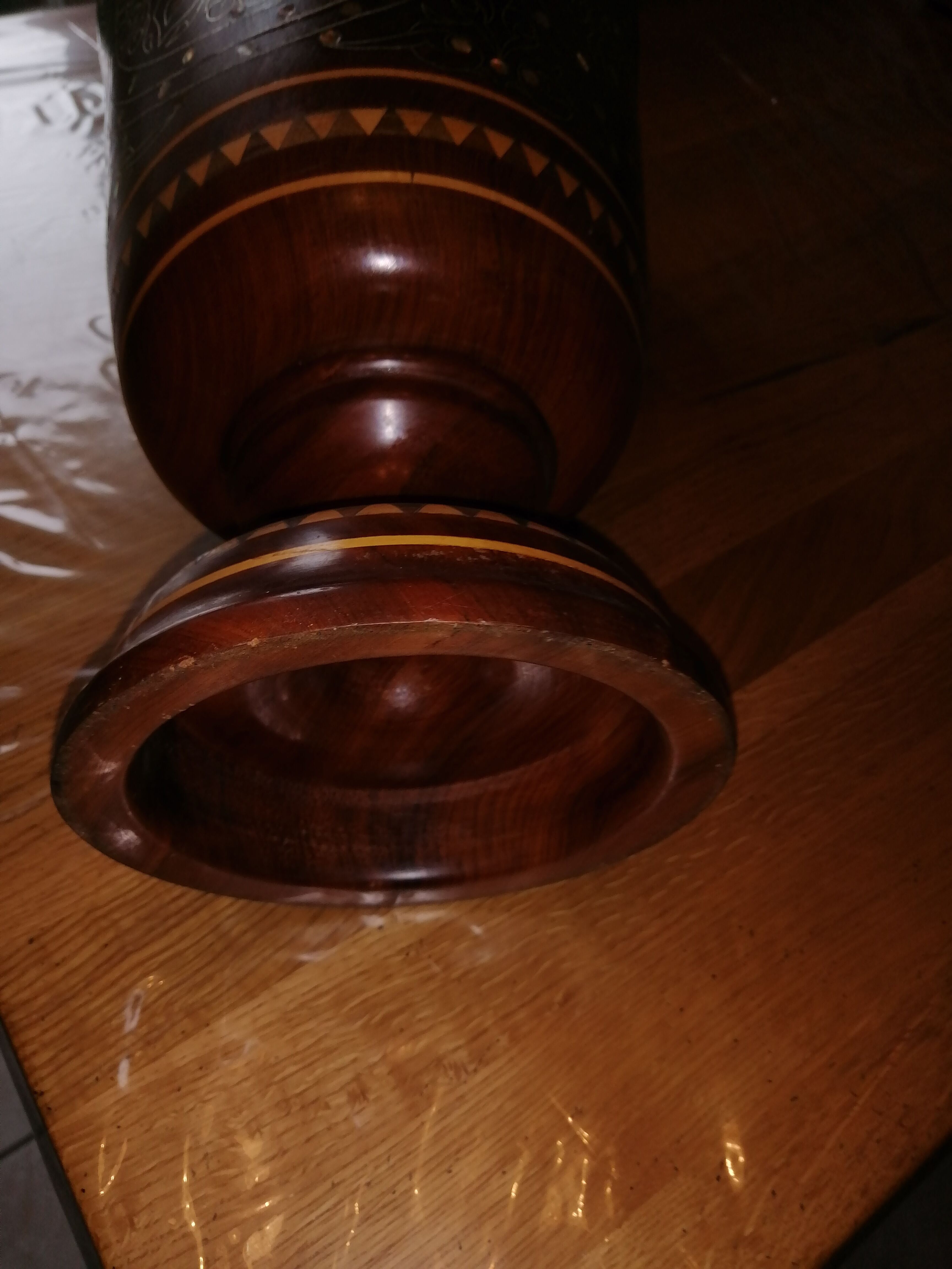 Vase en bois laqué et décoré